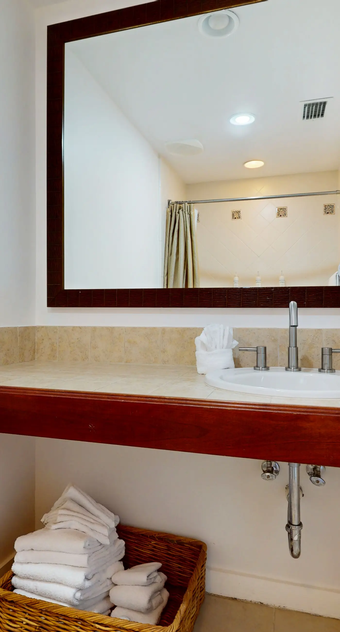 Luxurious condo near downtown, beach, & golf with pools & tennis