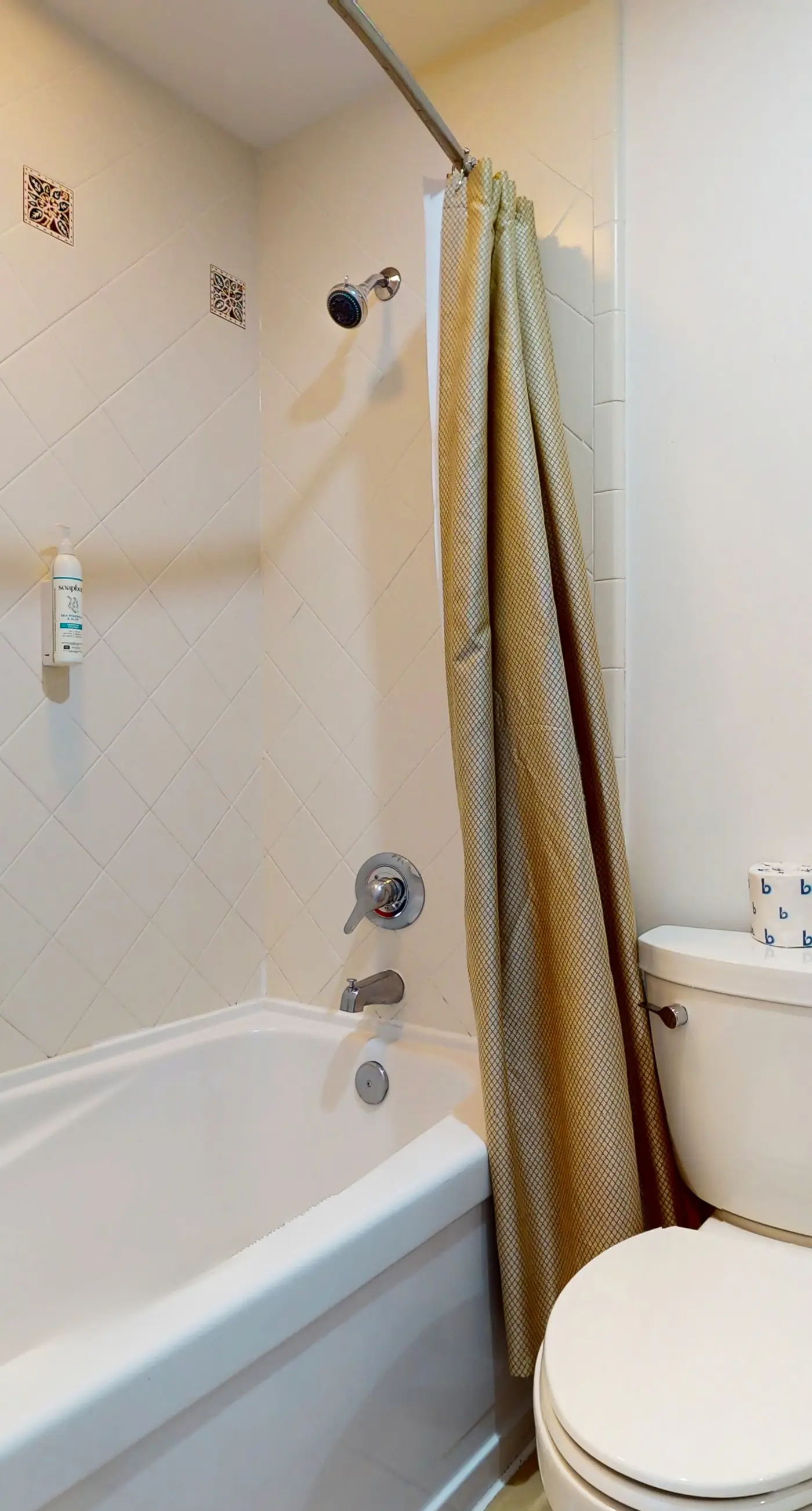 Luxurious condo near downtown, beach, & golf with pools & tennis