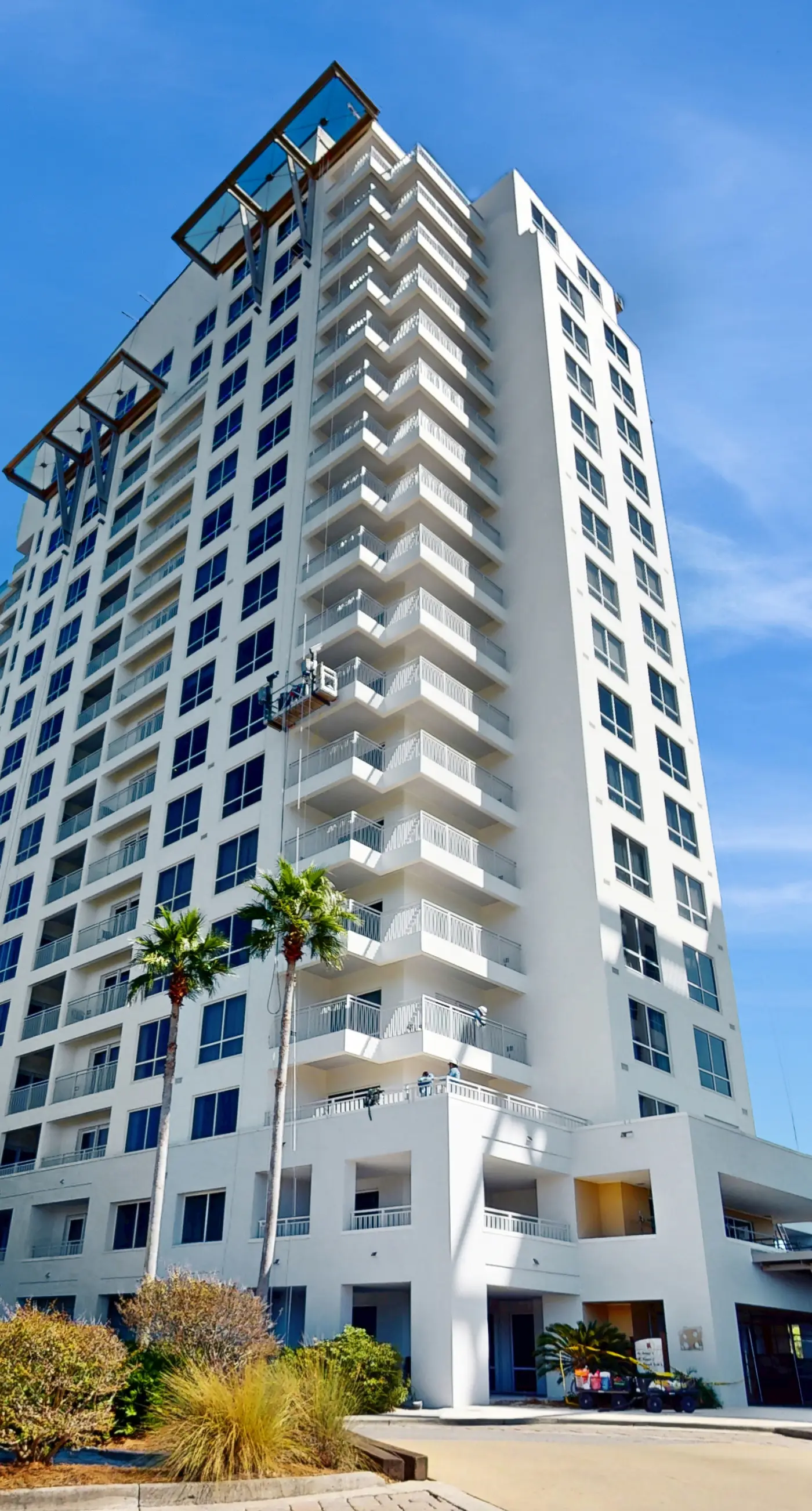 Luxurious condo near downtown, beach, & golf with pools & tennis