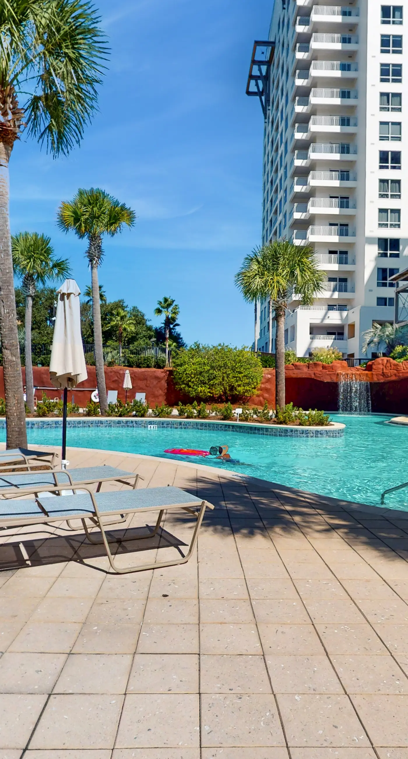 Luxurious condo near downtown, beach, & golf with pools & tennis