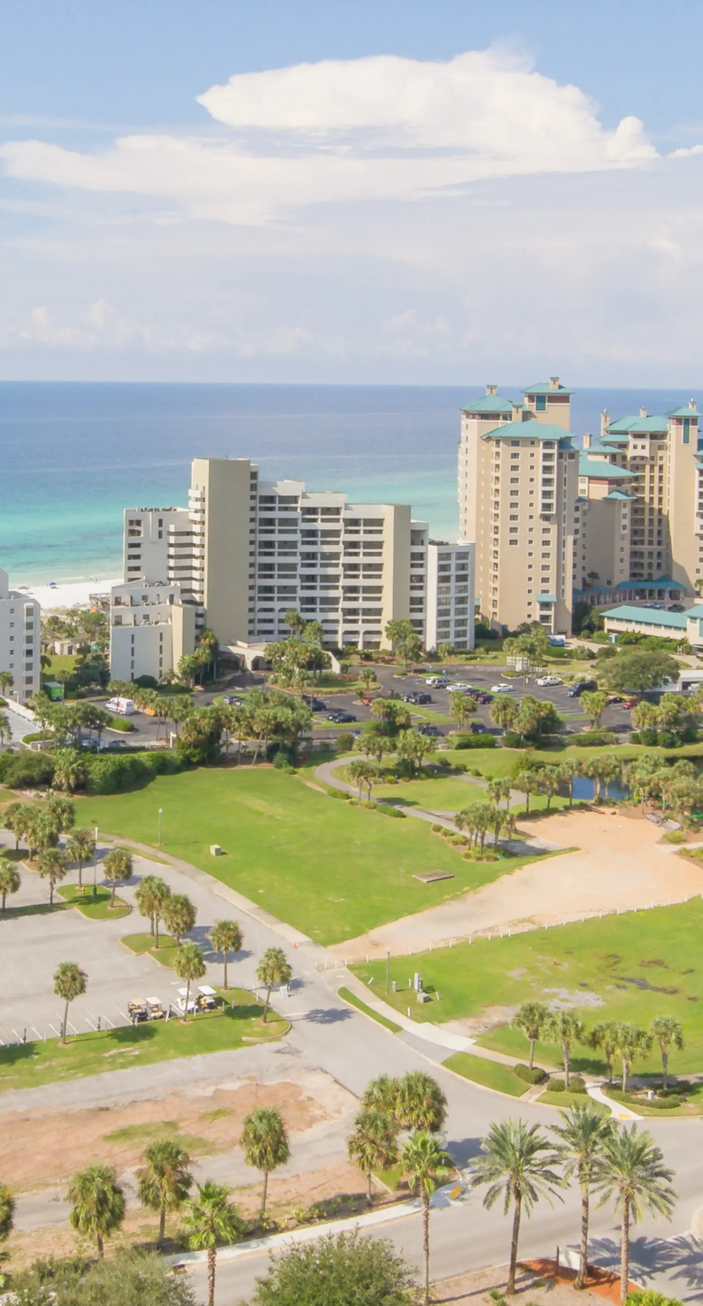Luxurious condo near downtown, beach, & golf with pools & tennis