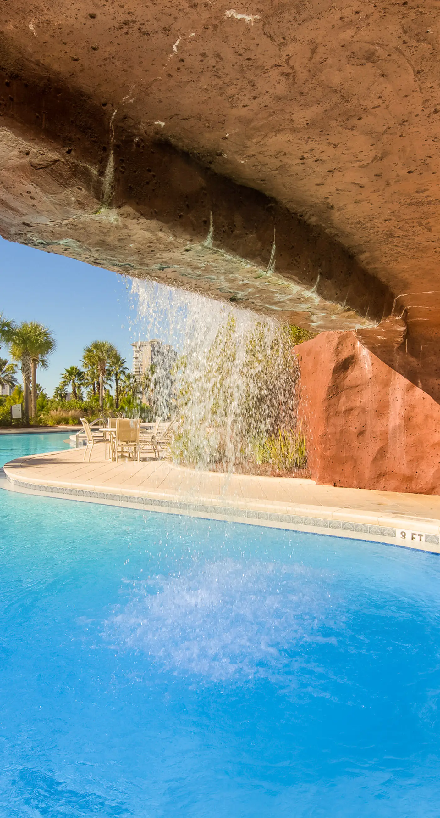 Luxurious condo near downtown, beach, & golf with pools & tennis