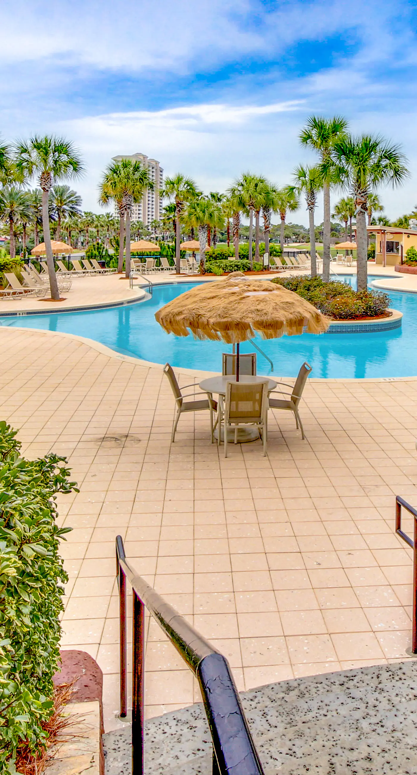 Luxurious condo near downtown, beach, & golf with pools & tennis