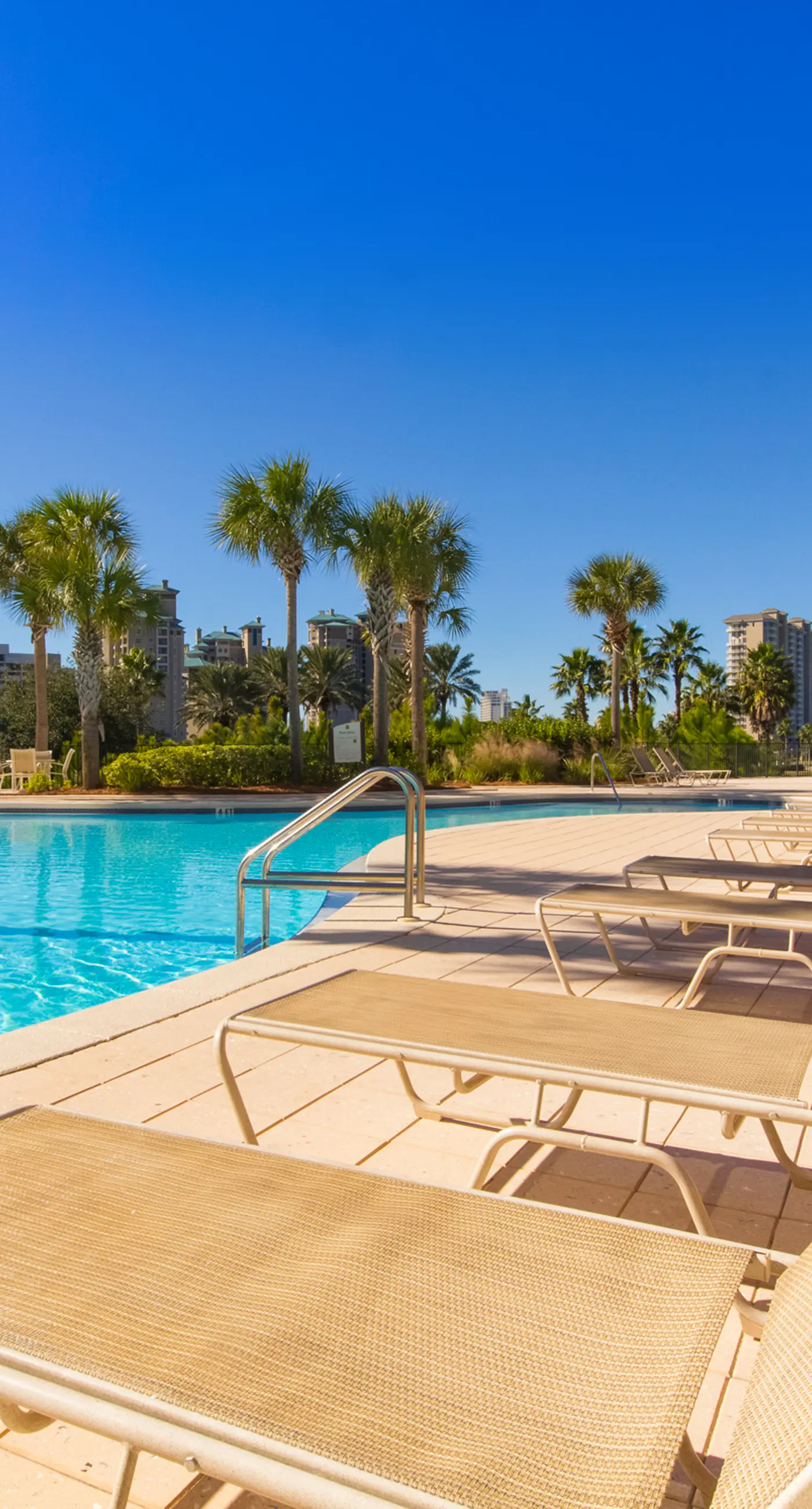 Luxurious condo near downtown, beach, & golf with pools & tennis