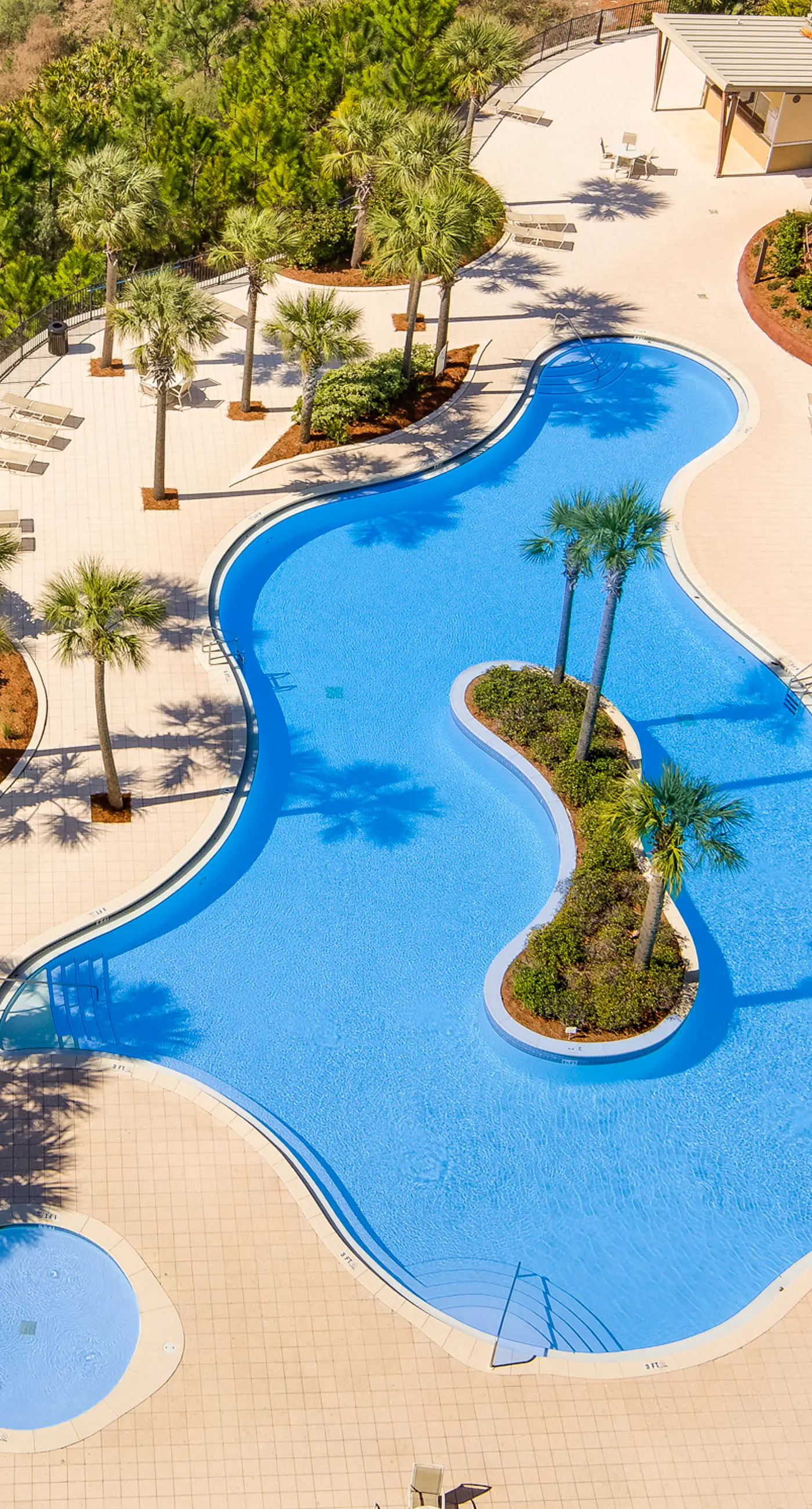Luxurious condo near downtown, beach, & golf with pools & tennis