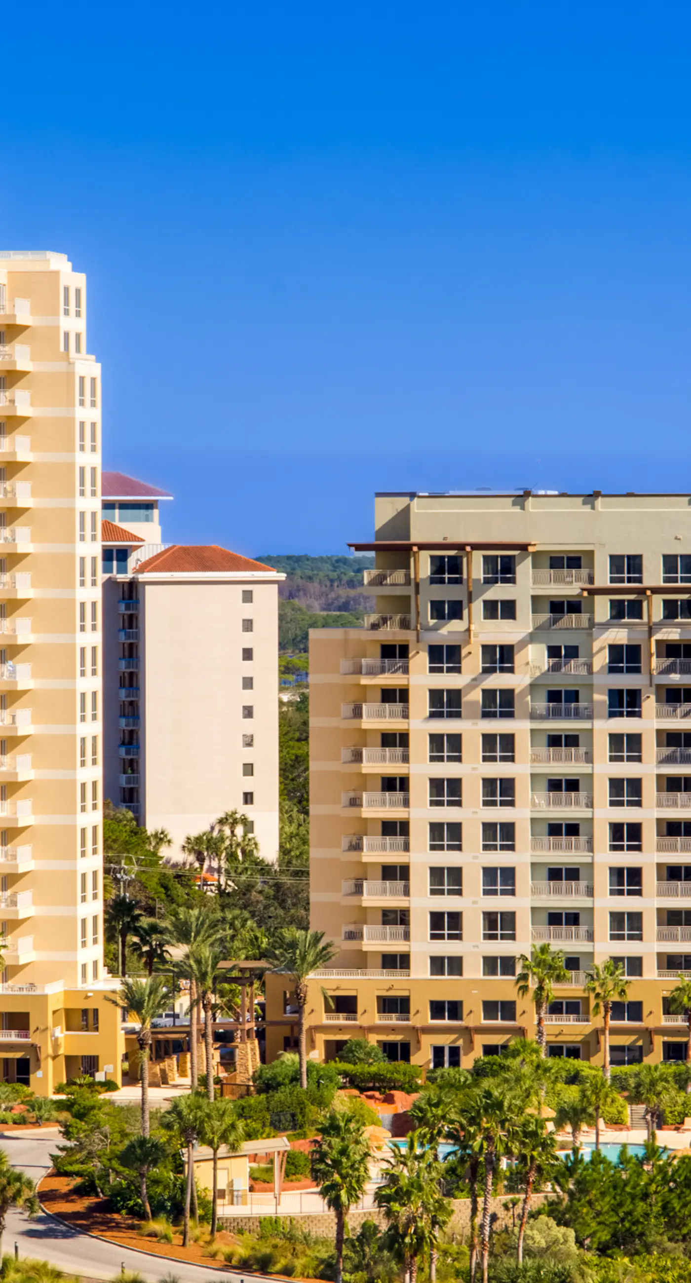 Luxurious condo near downtown, beach, & golf with pools & tennis