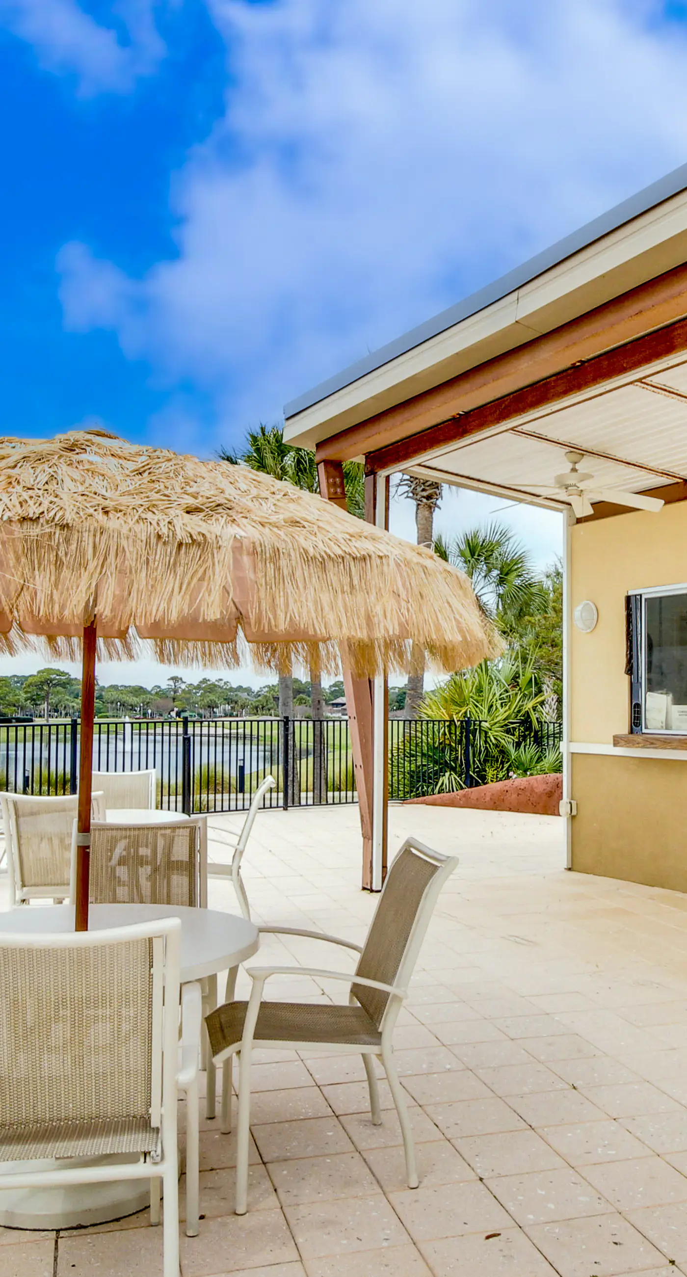 Luxurious condo near downtown, beach, & golf with pools & tennis