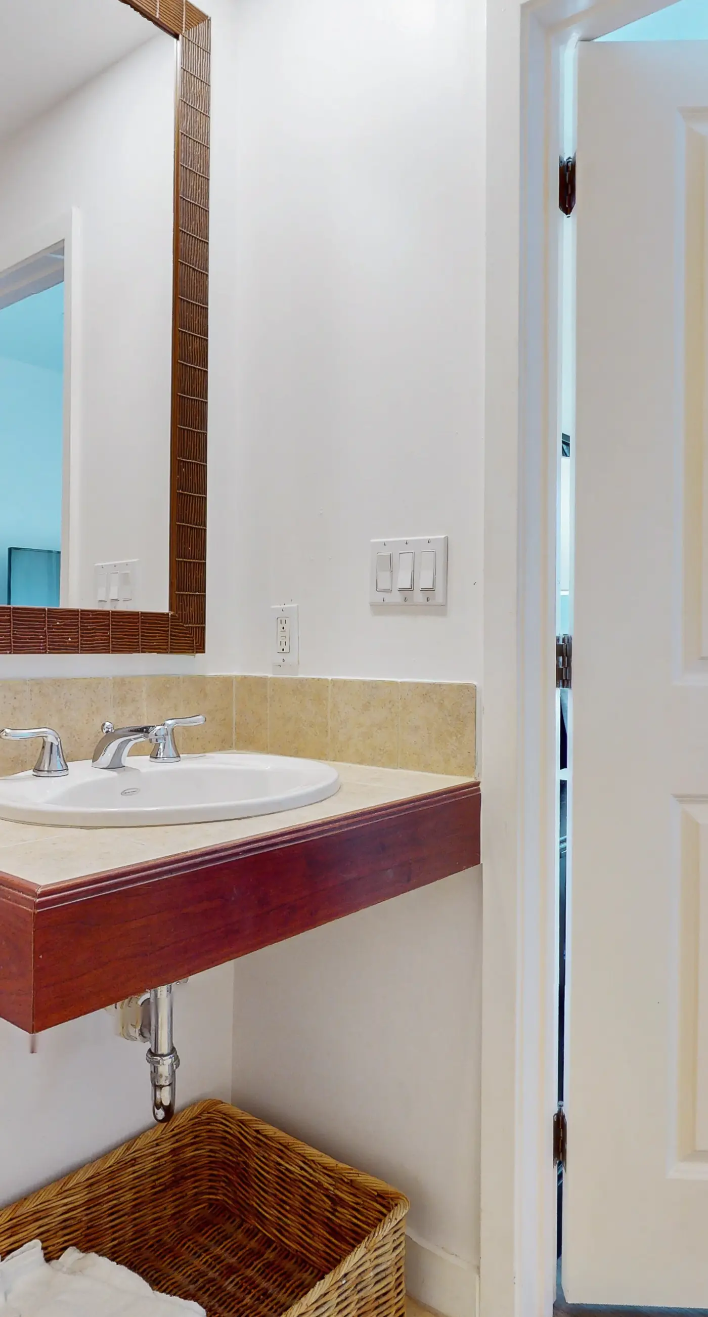 9th-floor condo with lagoon pool, hot tub & large balcony