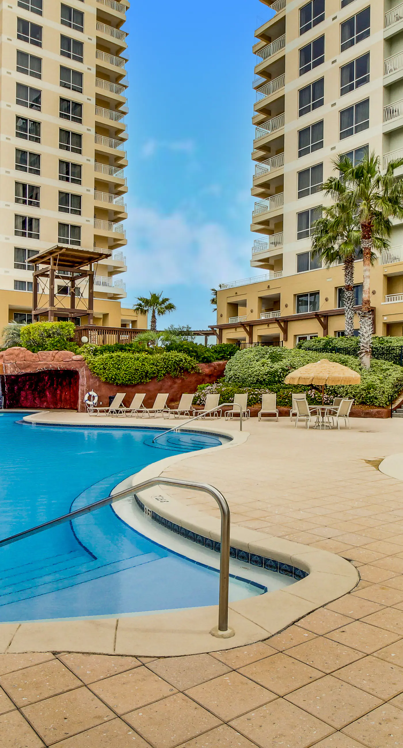 9th-floor condo with lagoon pool, hot tub & large balcony