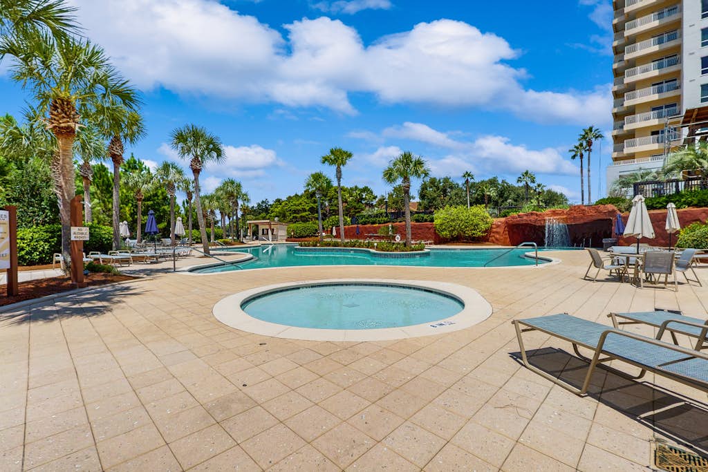 Cozy studio  with beachview, shared pool, Wifi & hot tub