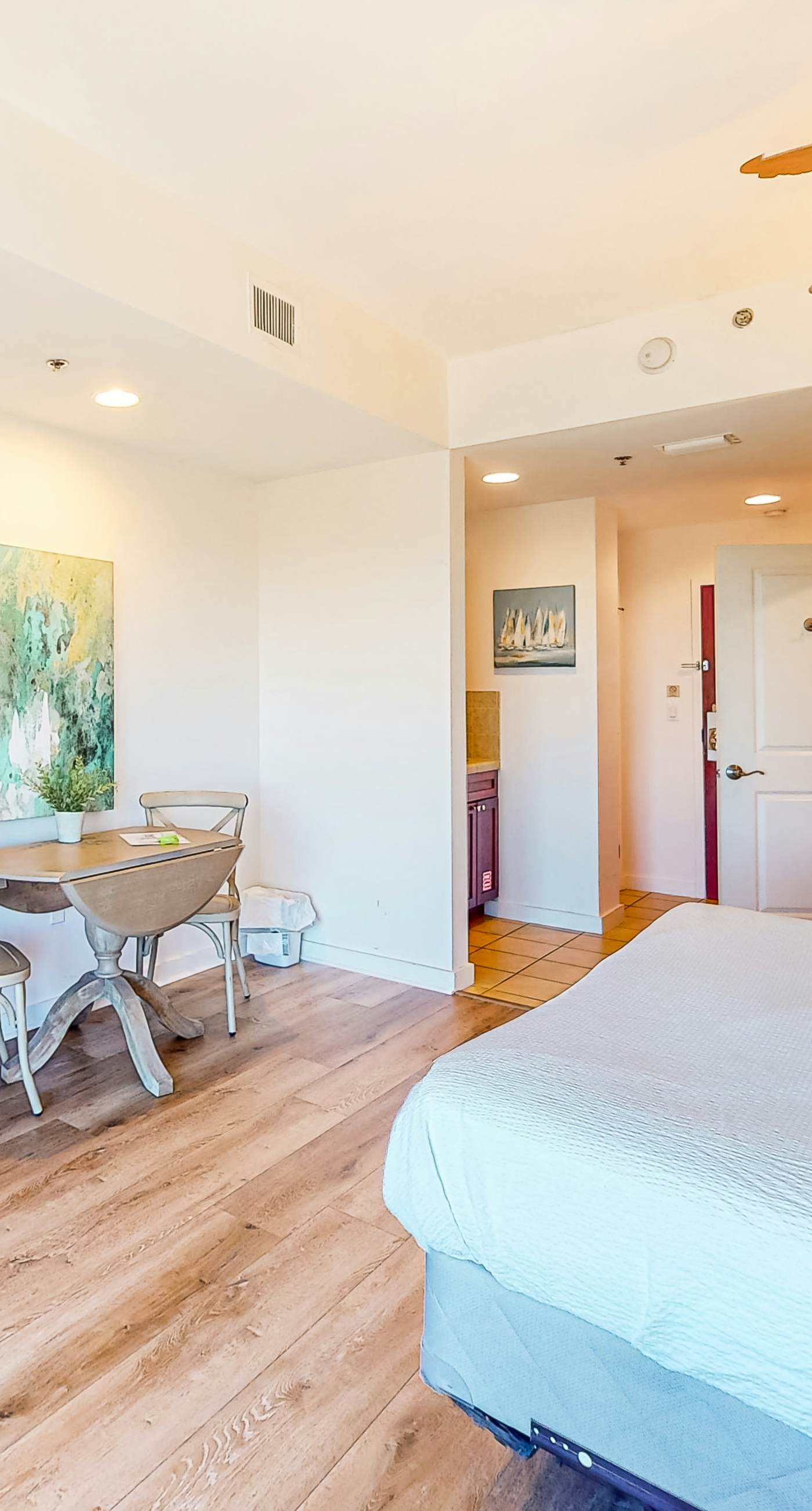 9th-floor studio with heated pool & beach access