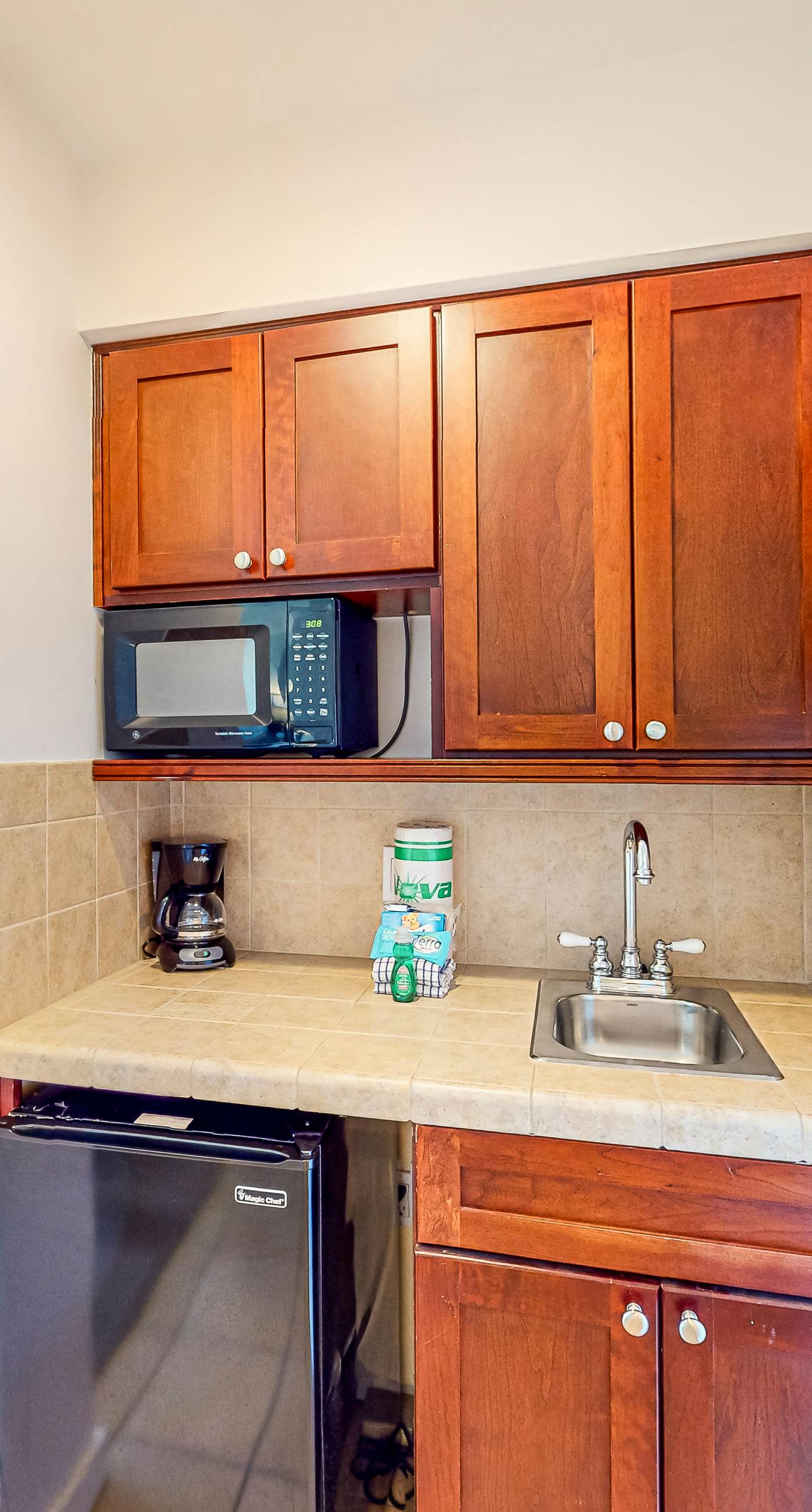 9th-floor studio with heated pool & beach access