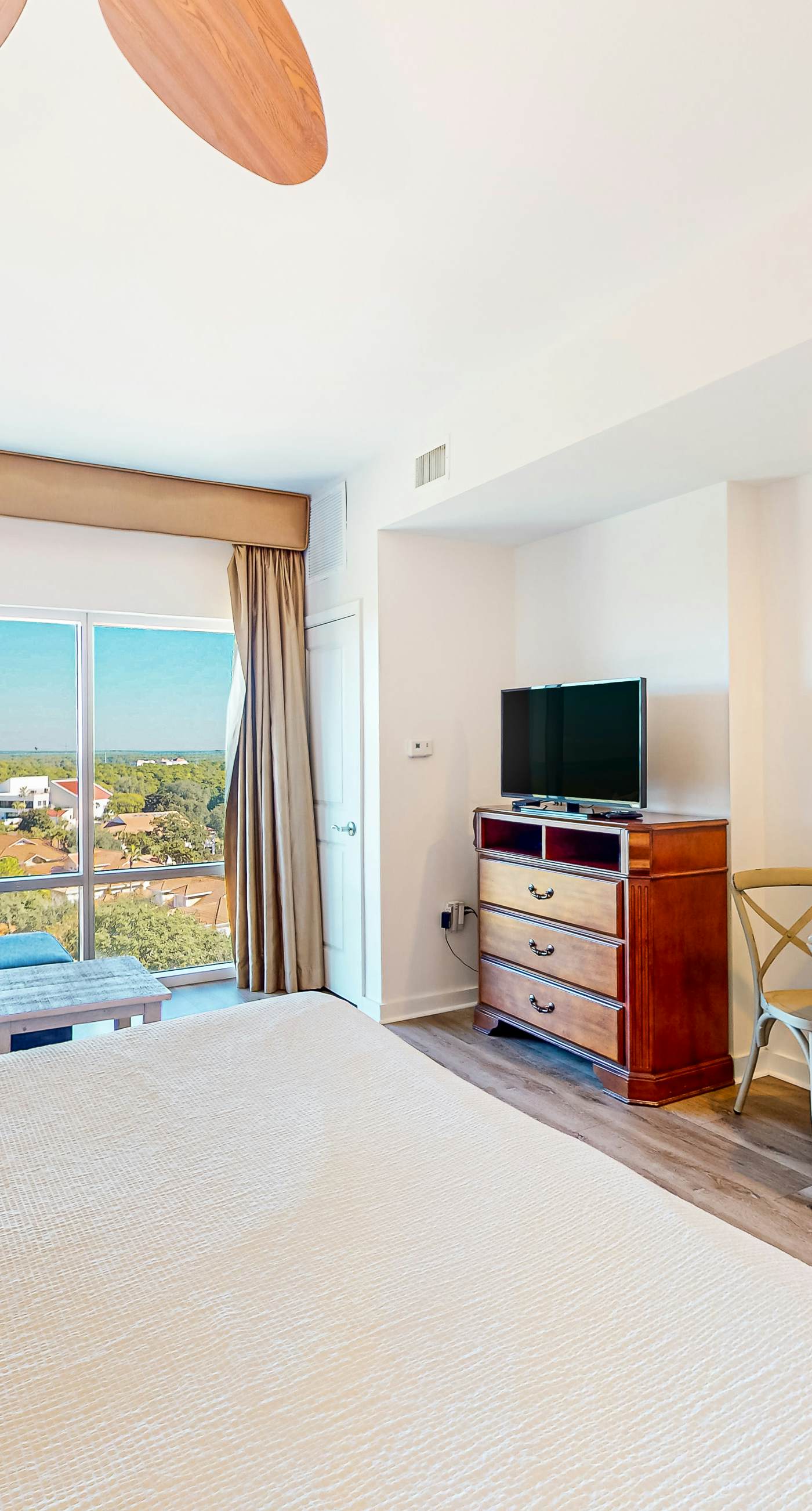 9th-floor studio with heated pool & beach access