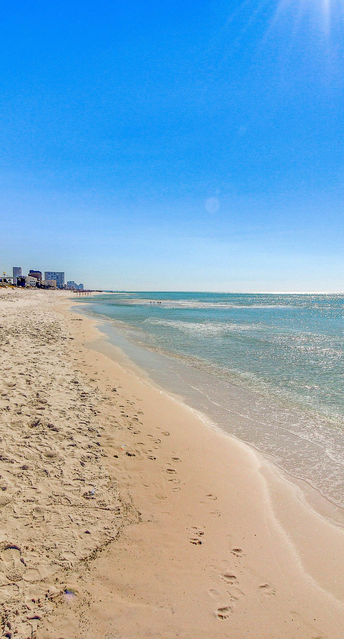 9th-floor studio with heated pool & beach access