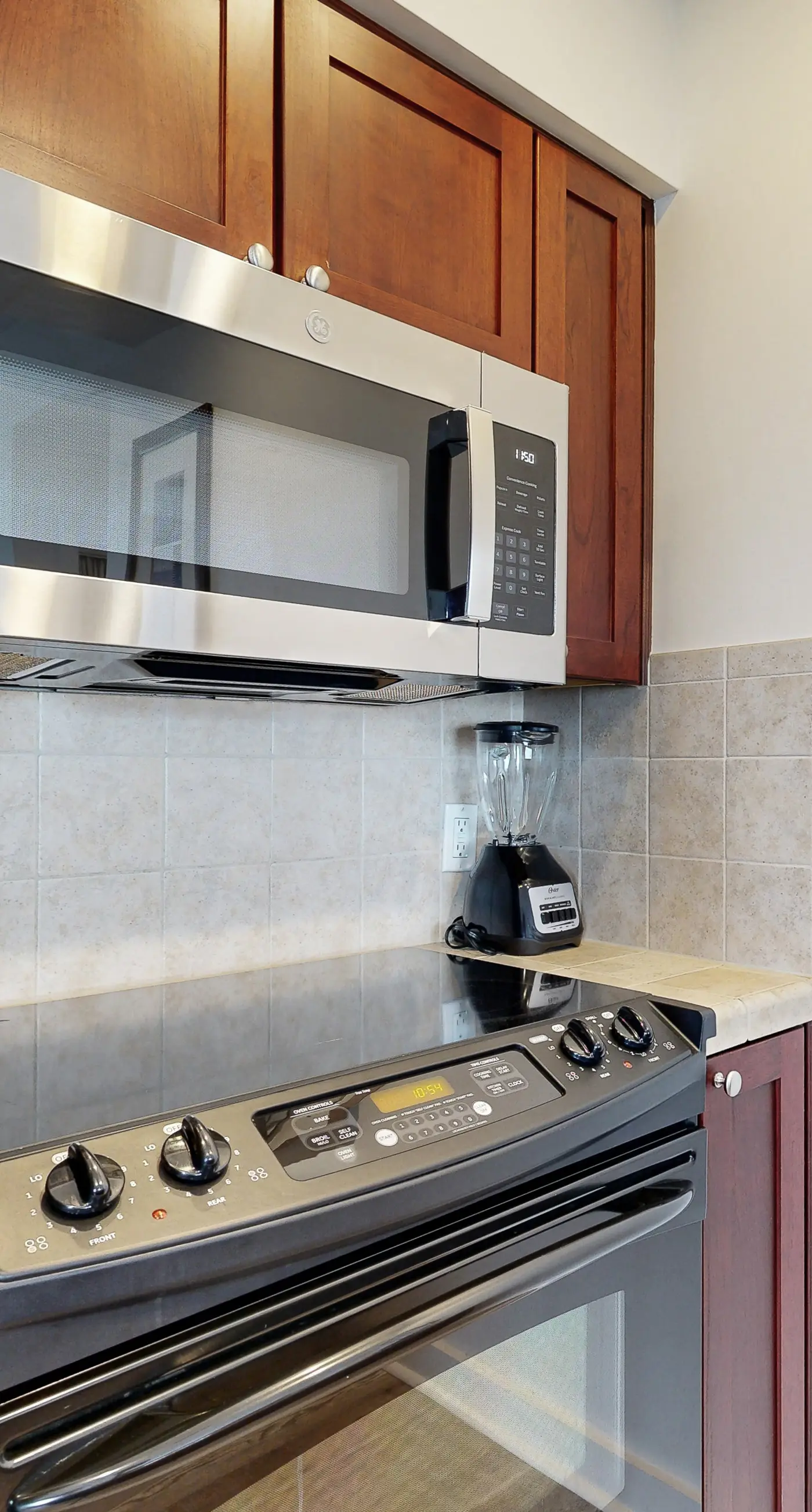 Gulf-view condo w/ corner balcony, shared pool, hot tub & easy beach access