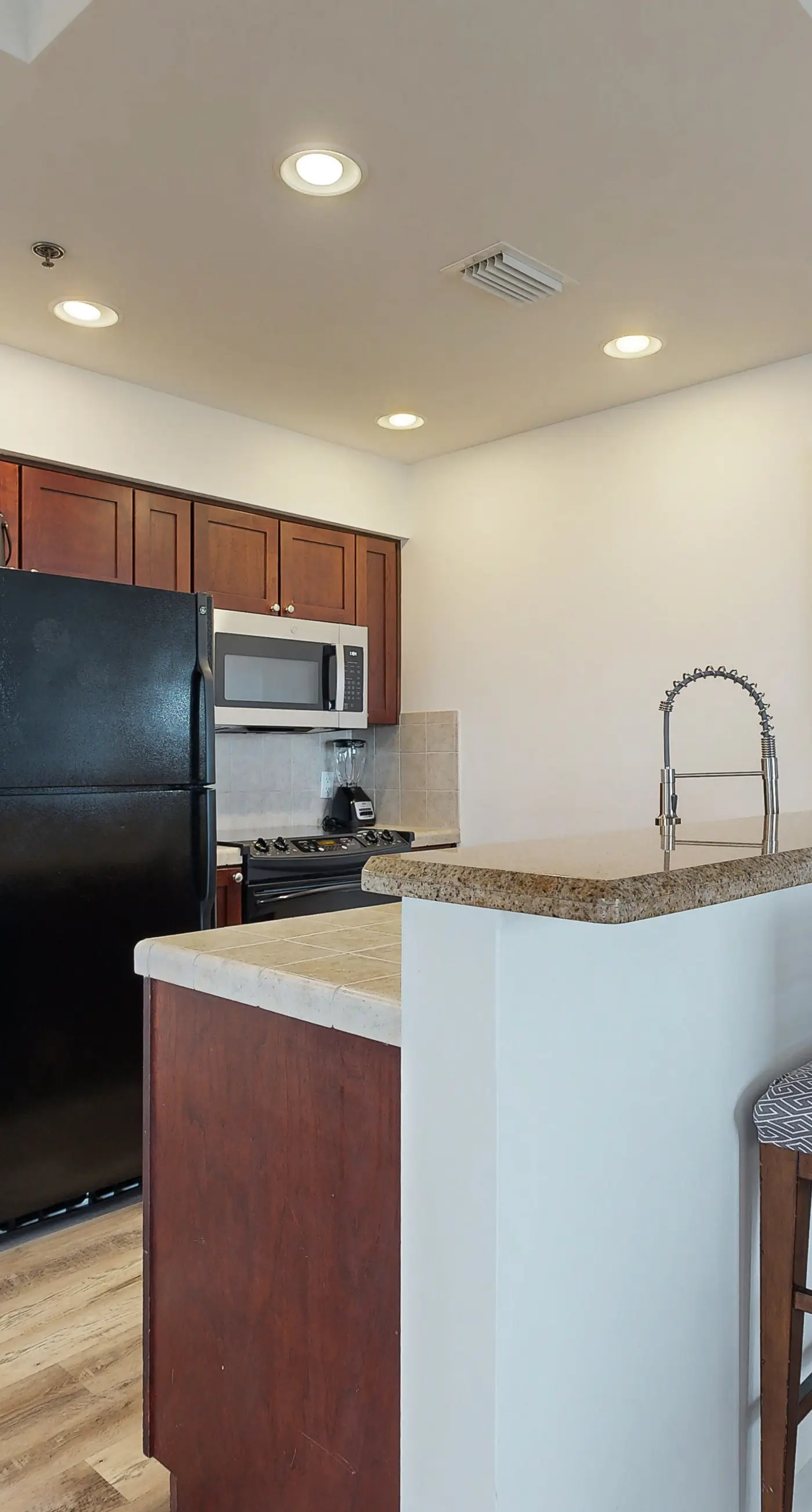 Gulf-view condo w/ corner balcony, shared pool, hot tub & easy beach access