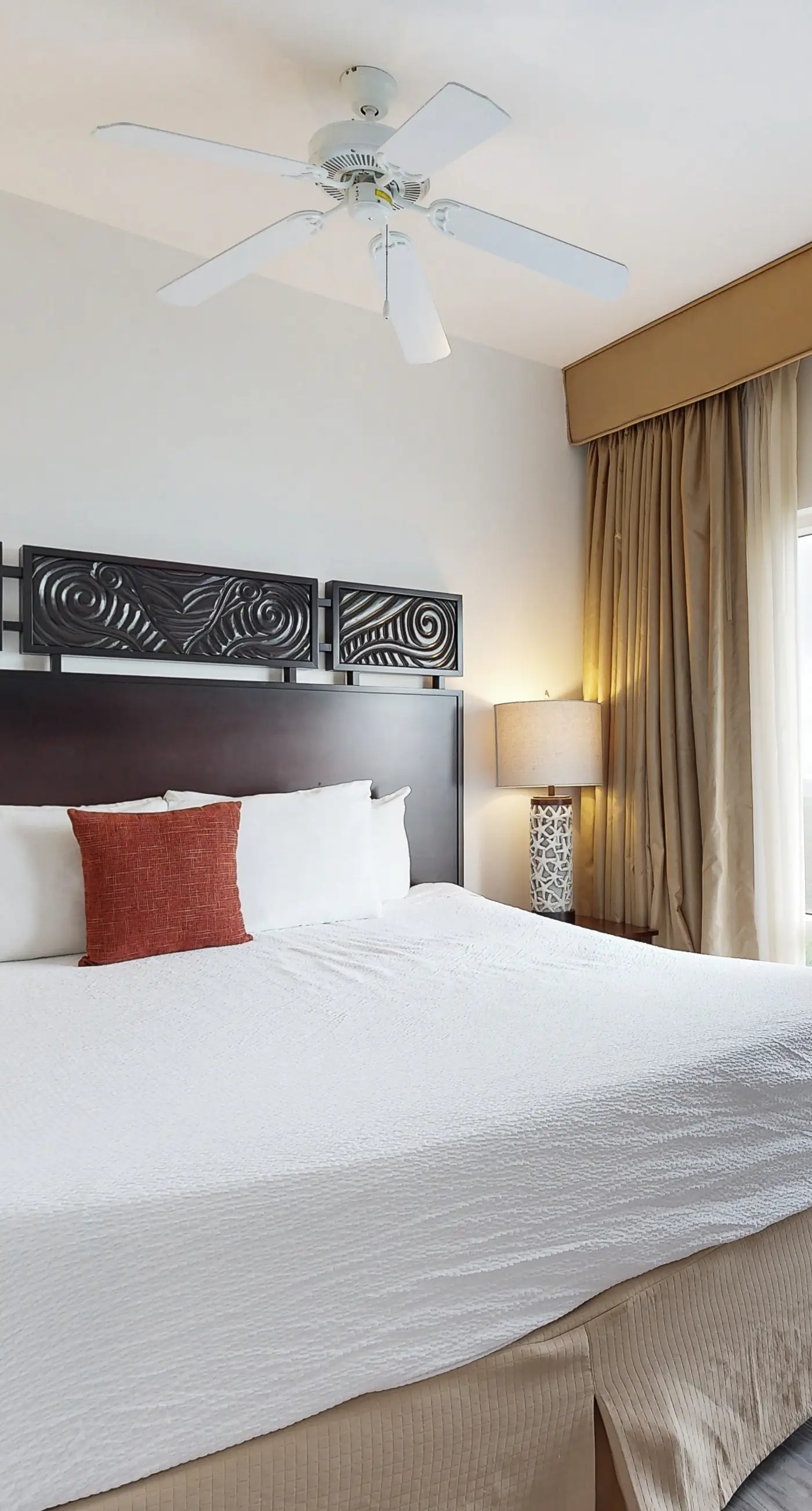 Gulf-view condo w/ corner balcony, shared pool, hot tub & easy beach access