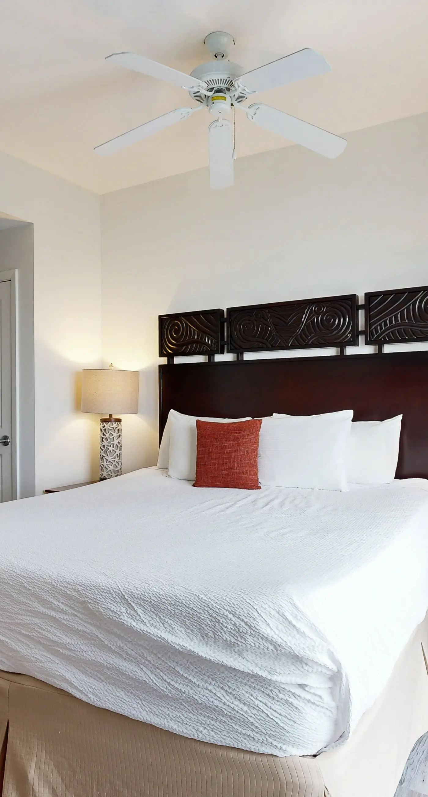 Gulf-view condo w/ corner balcony, shared pool, hot tub & easy beach access