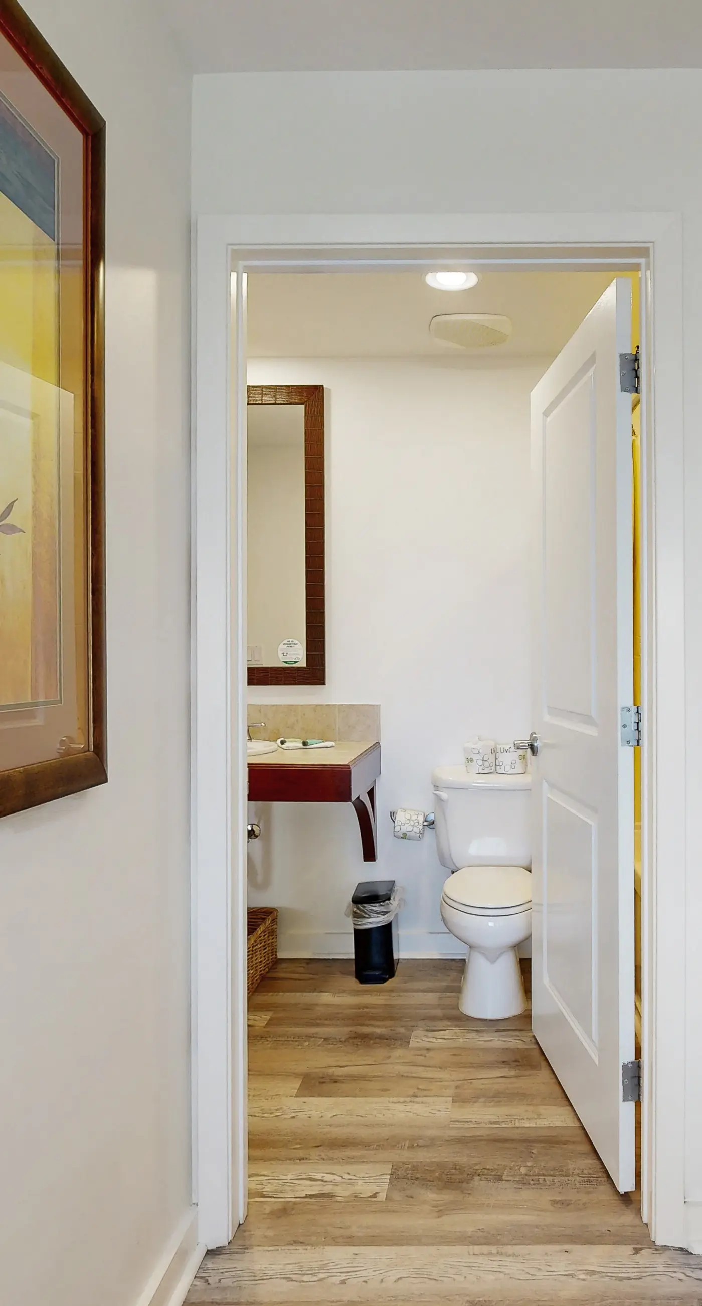 Gulf-view condo w/ corner balcony, shared pool, hot tub & easy beach access