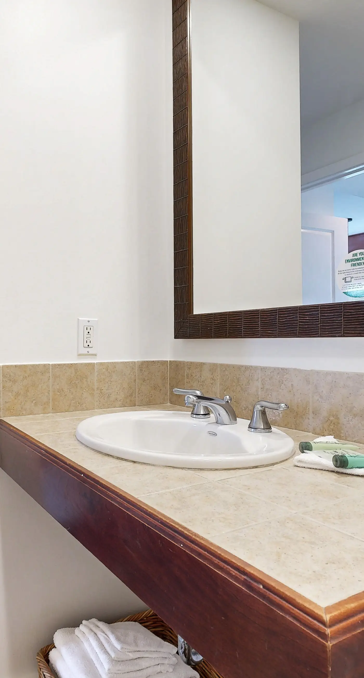 Gulf-view condo w/ corner balcony, shared pool, hot tub & easy beach access