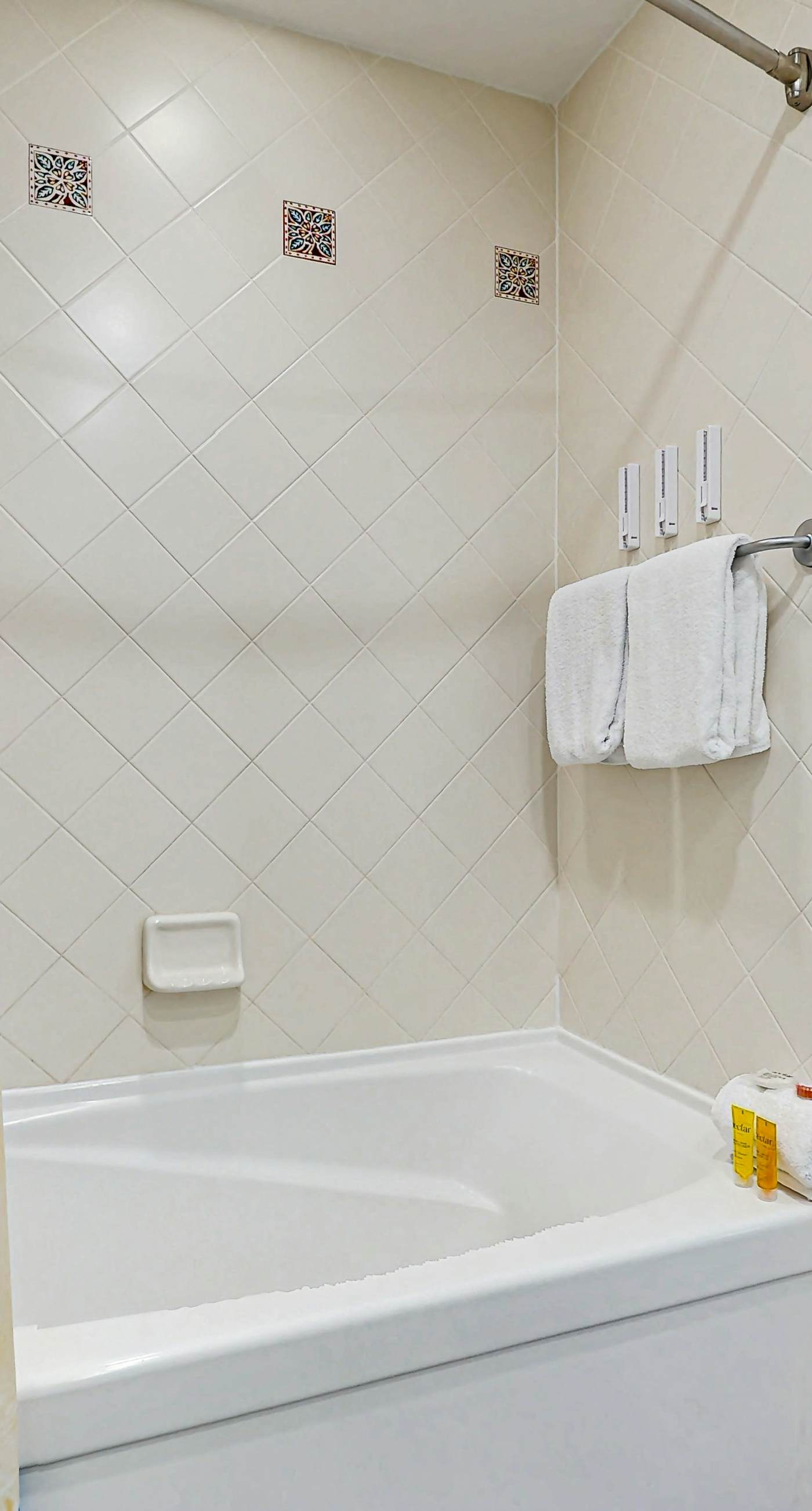 Cozy coastal efficiency with shared pool, hot tub & easy beach access