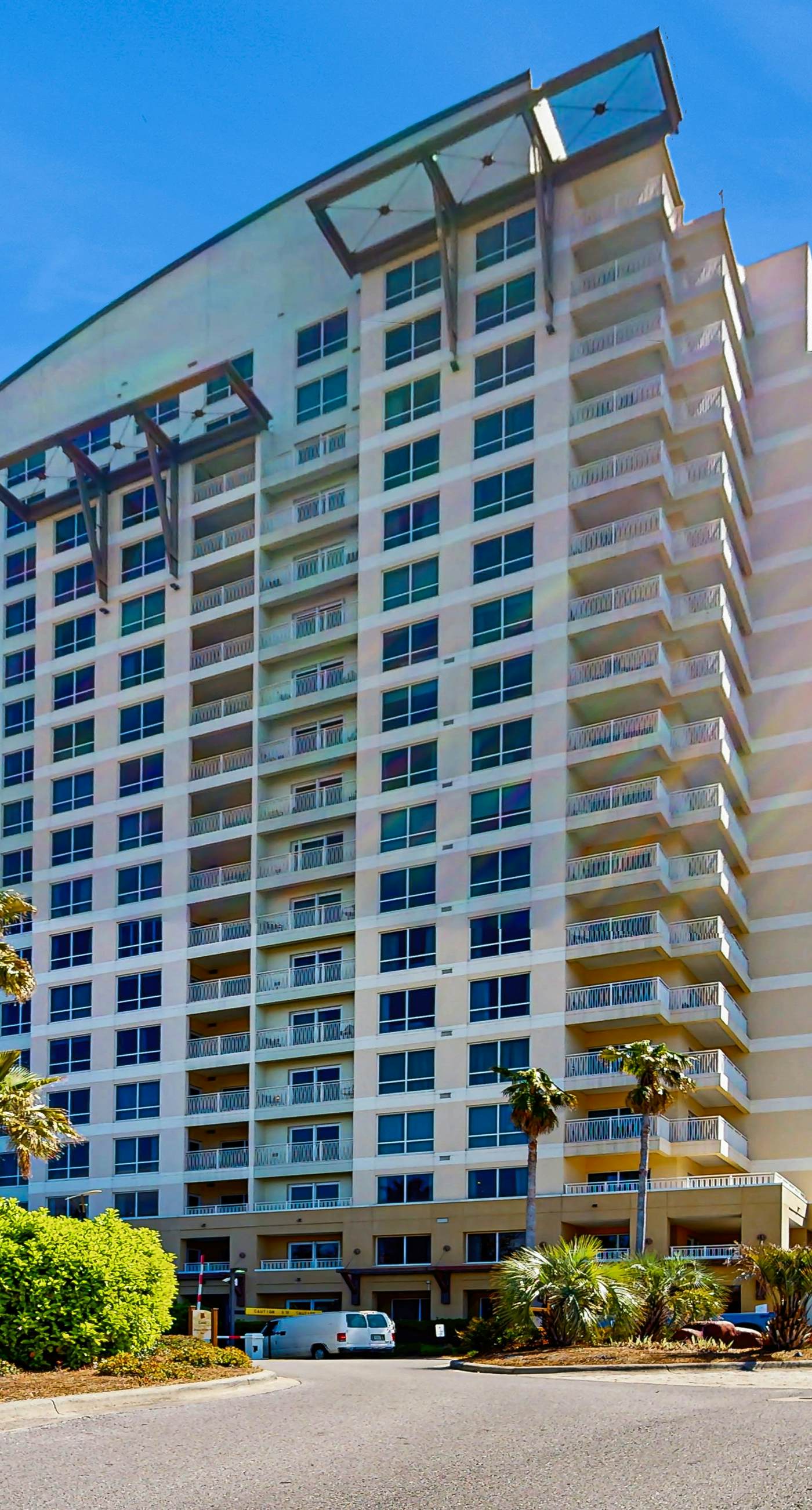 Cozy coastal efficiency with shared pool, hot tub & easy beach access