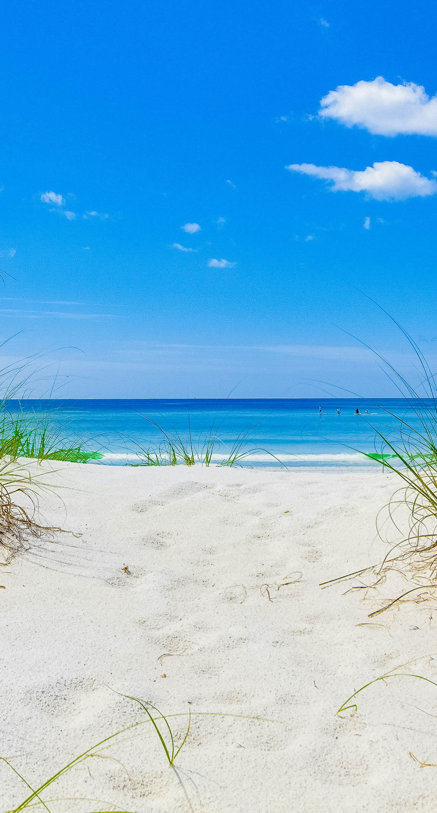 Cozy coastal efficiency with shared pool, hot tub & easy beach access