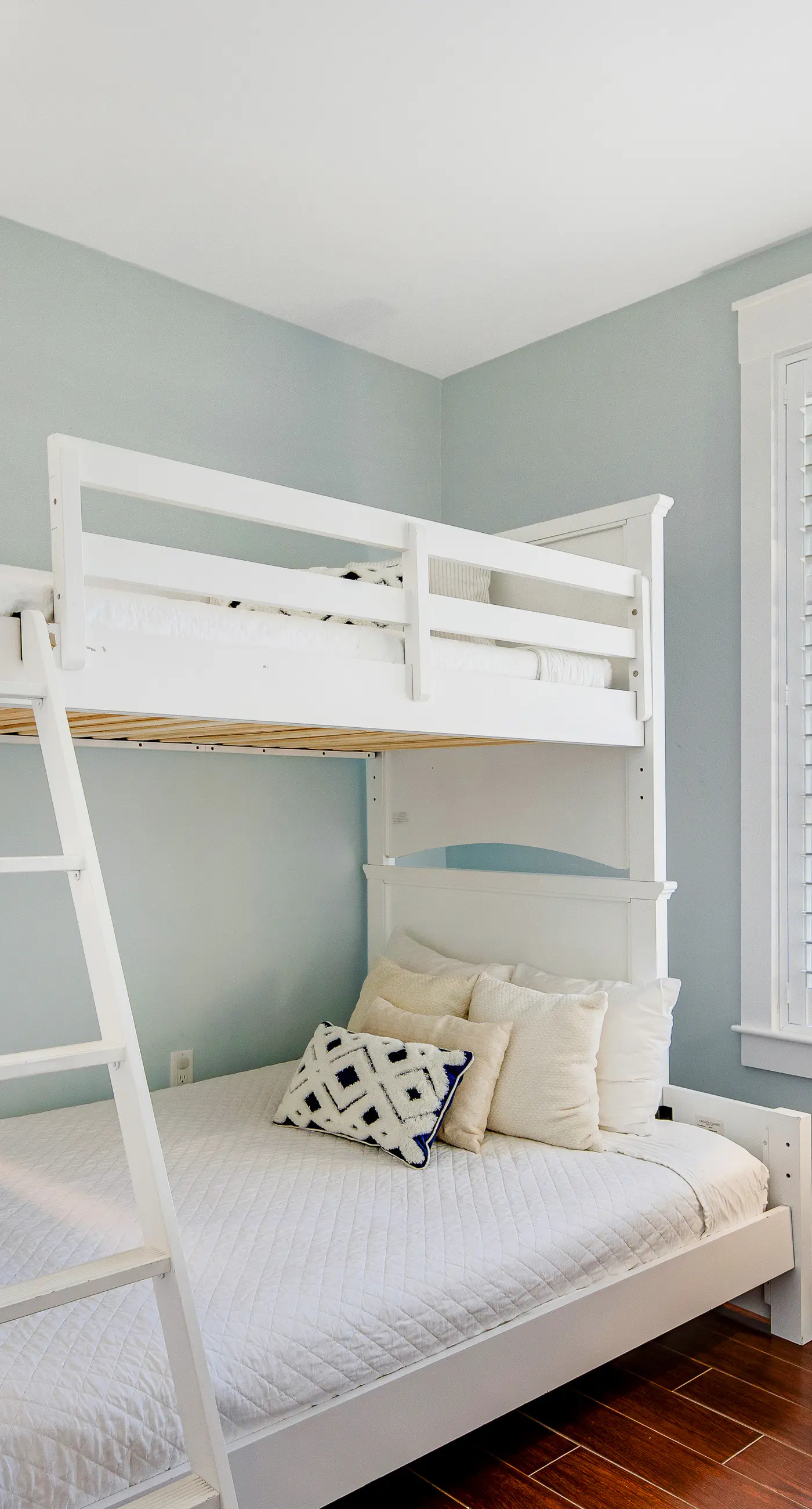 Waterfront condo with picture-perfect sunrises & shared pool,hot tub