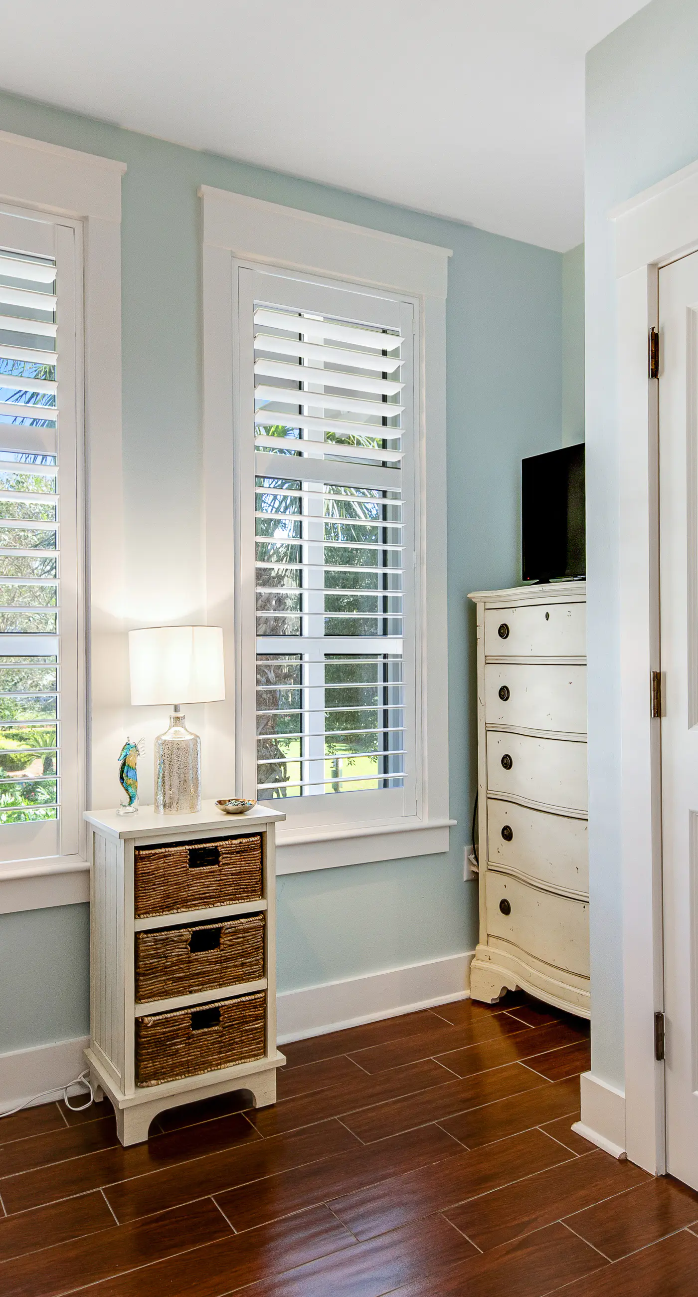 Waterfront condo with picture-perfect sunrises & shared pool,hot tub