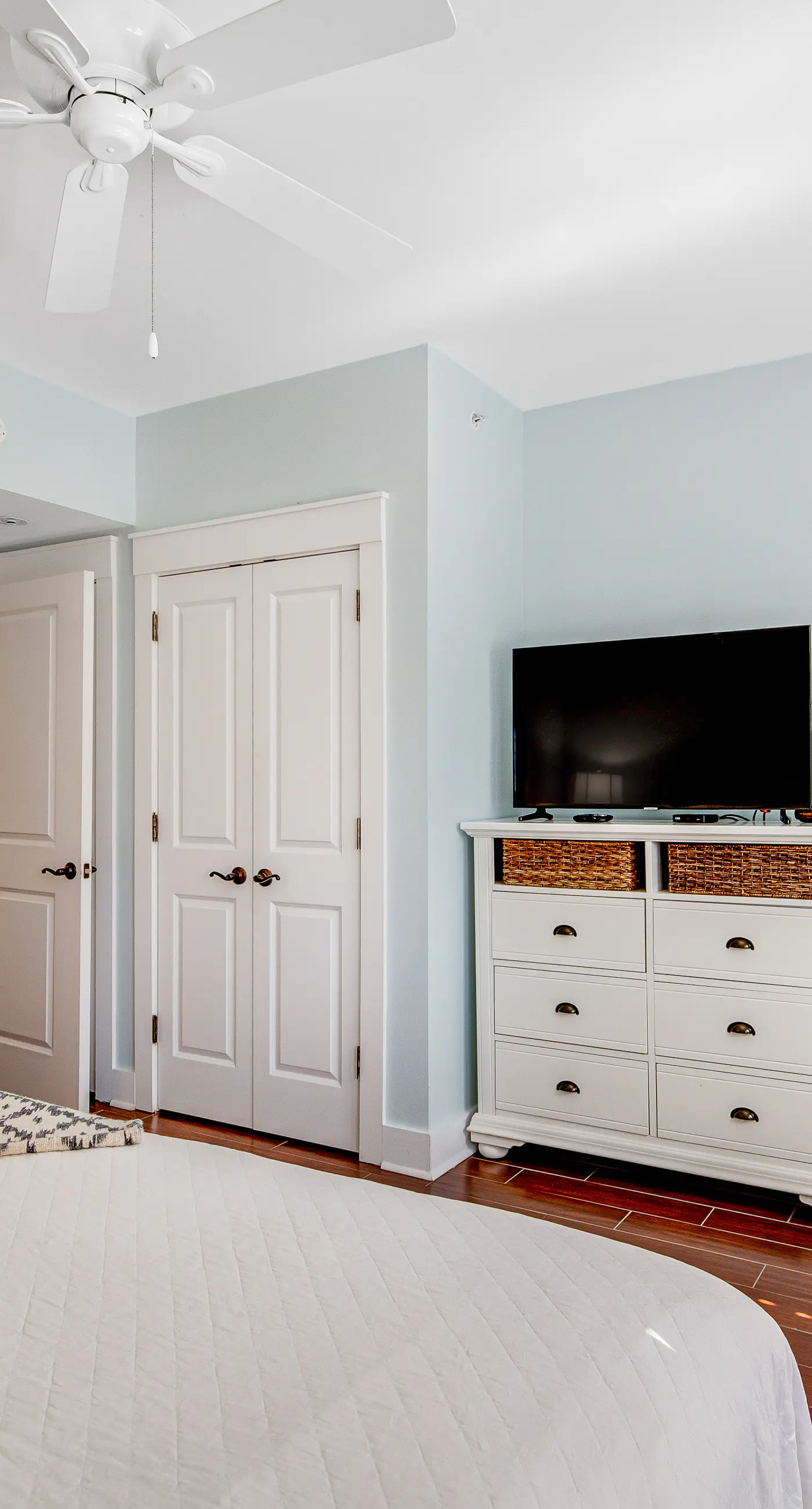 Waterfront condo with picture-perfect sunrises & shared pool,hot tub