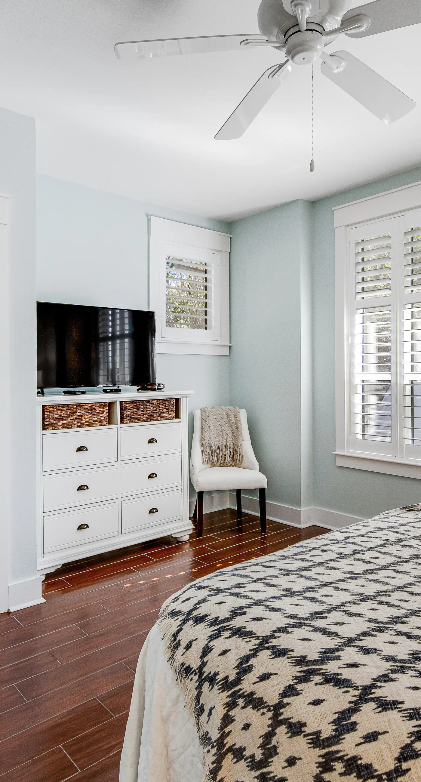 Waterfront condo with picture-perfect sunrises & shared pool,hot tub