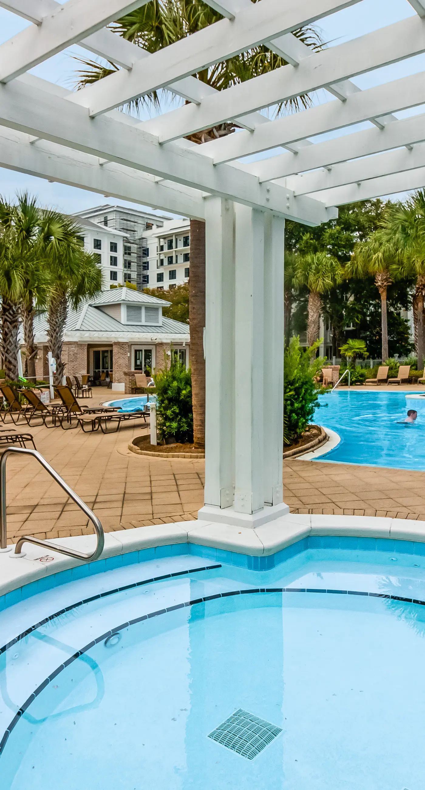 Waterfront condo with picture-perfect sunrises & shared pool,hot tub