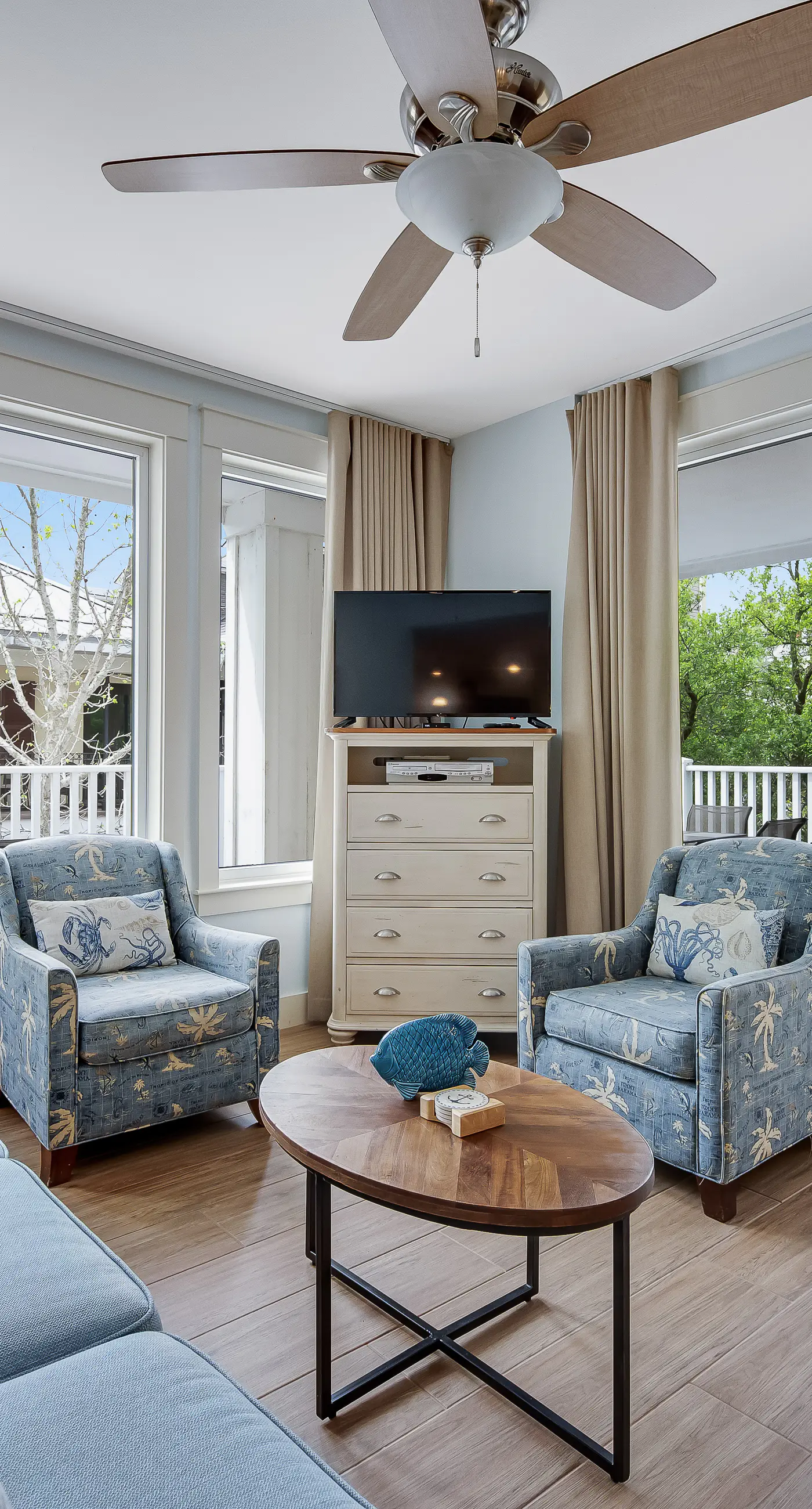 Beautiful condo with shared pool & hot tub, private W&D - near the beach