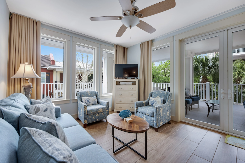 Beautiful condo with shared pool & hot tub, private W&D - near the beach