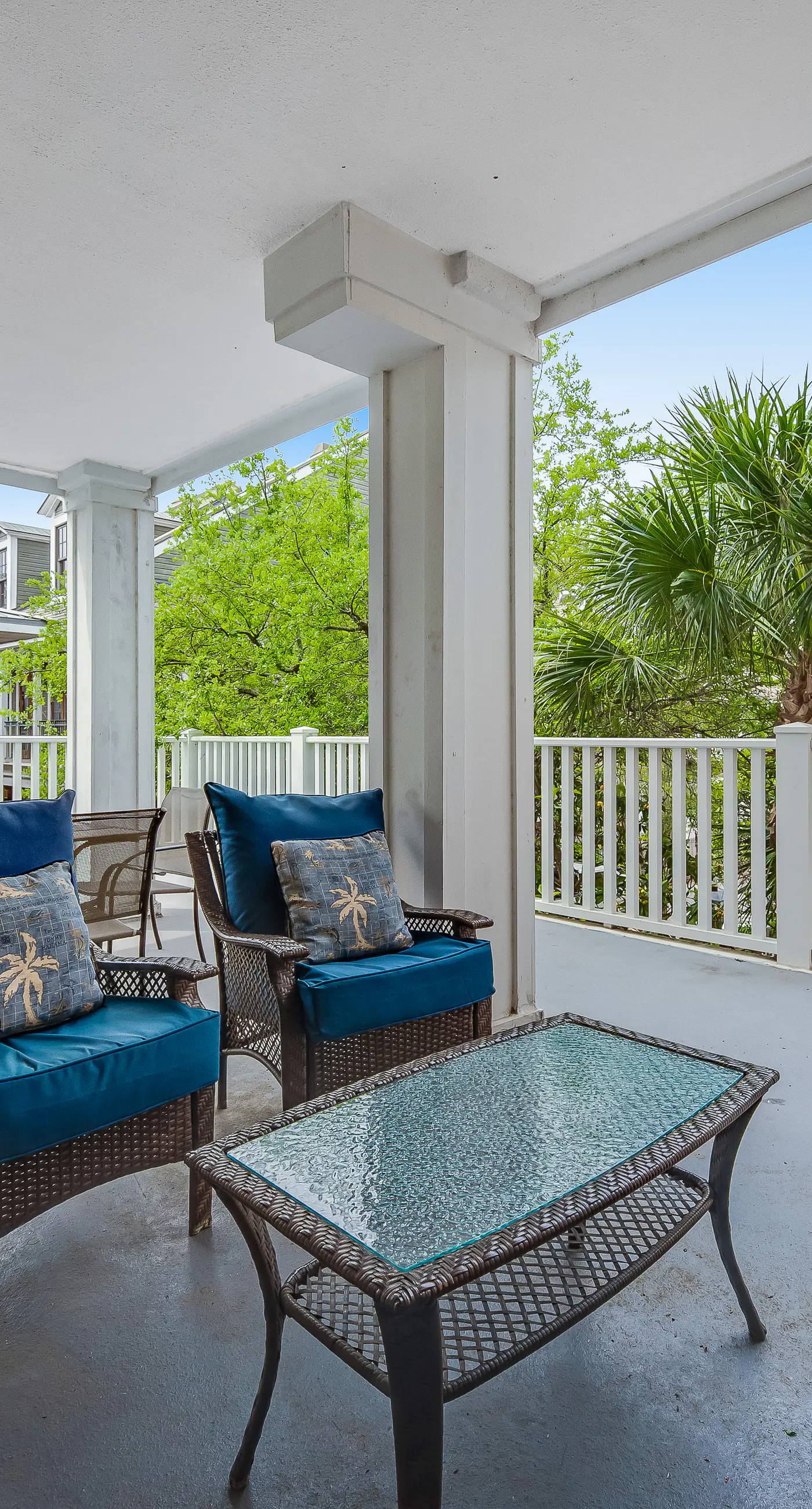 Beautiful condo with shared pool & hot tub, private W&D - near the beach