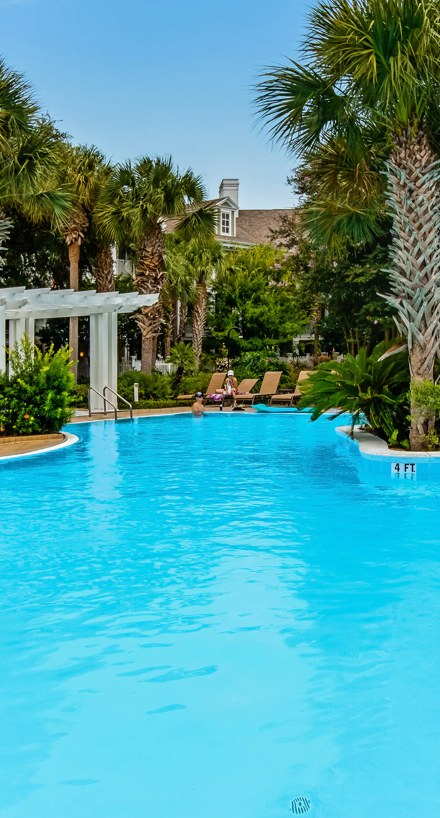 Beautiful condo with shared pool & hot tub, private W&D - near the beach