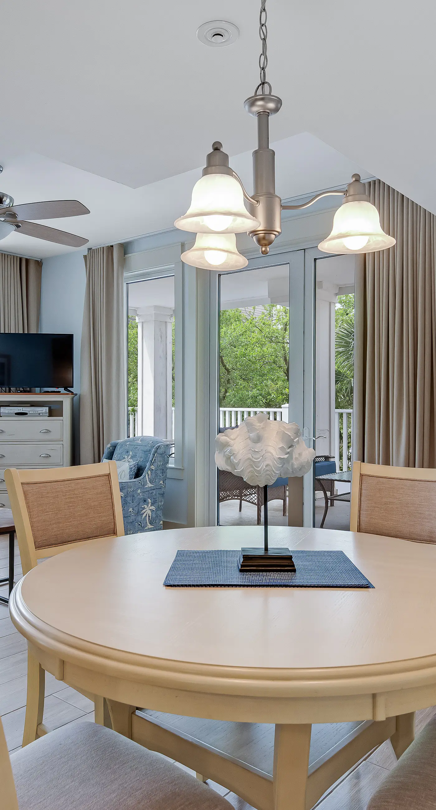 Beautiful condo with shared pool & hot tub, private W&D - near the beach