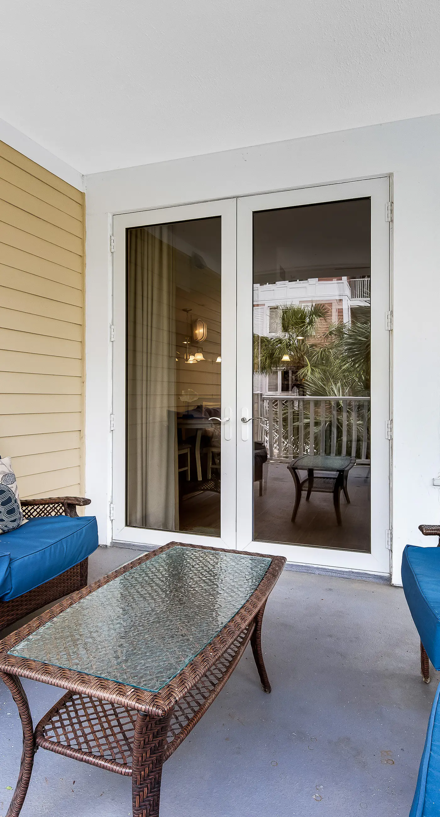 Beautiful condo with shared pool & hot tub, private W&D - near the beach