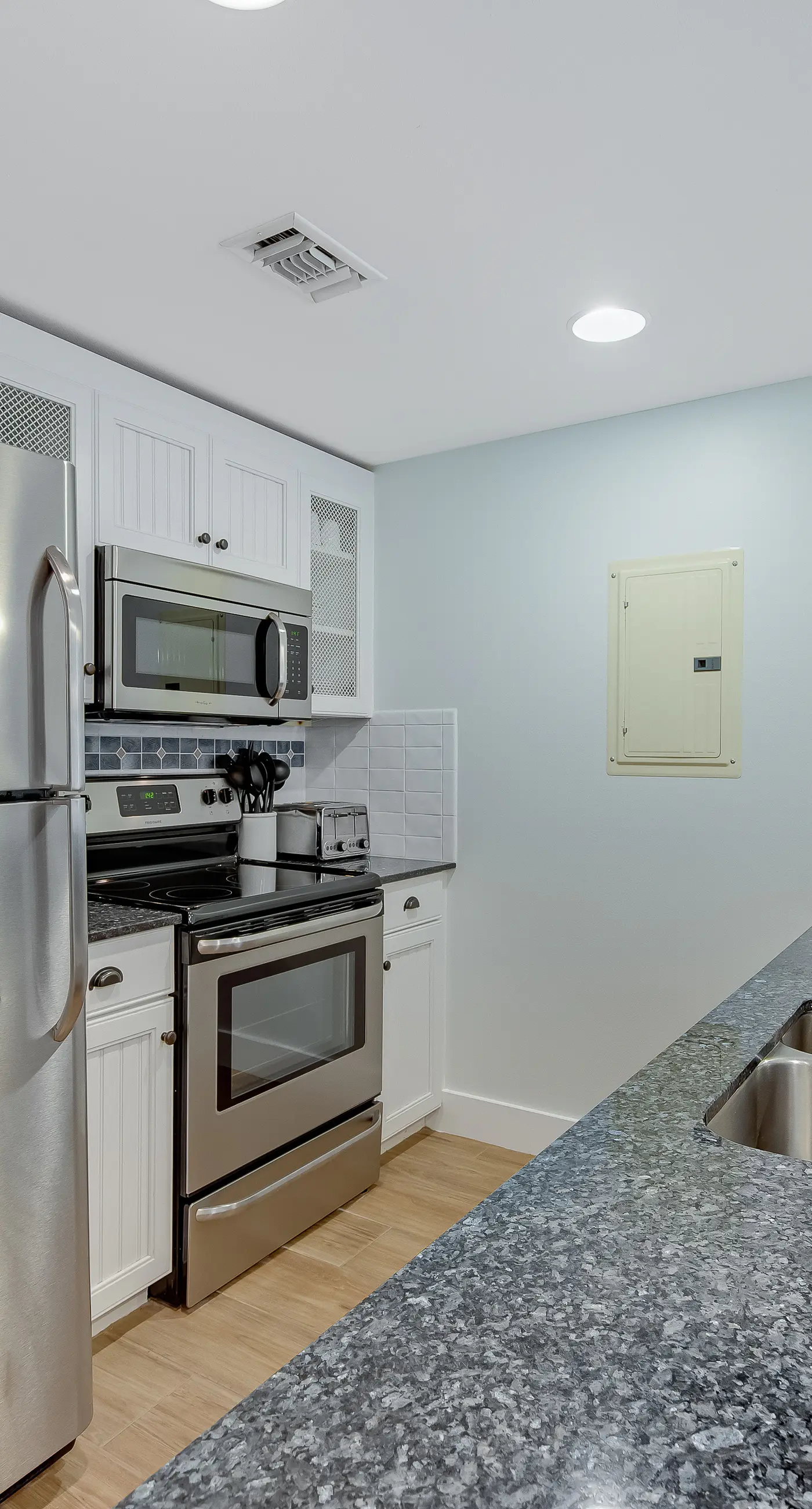 Beautiful condo with shared pool & hot tub, private W&D - near the beach
