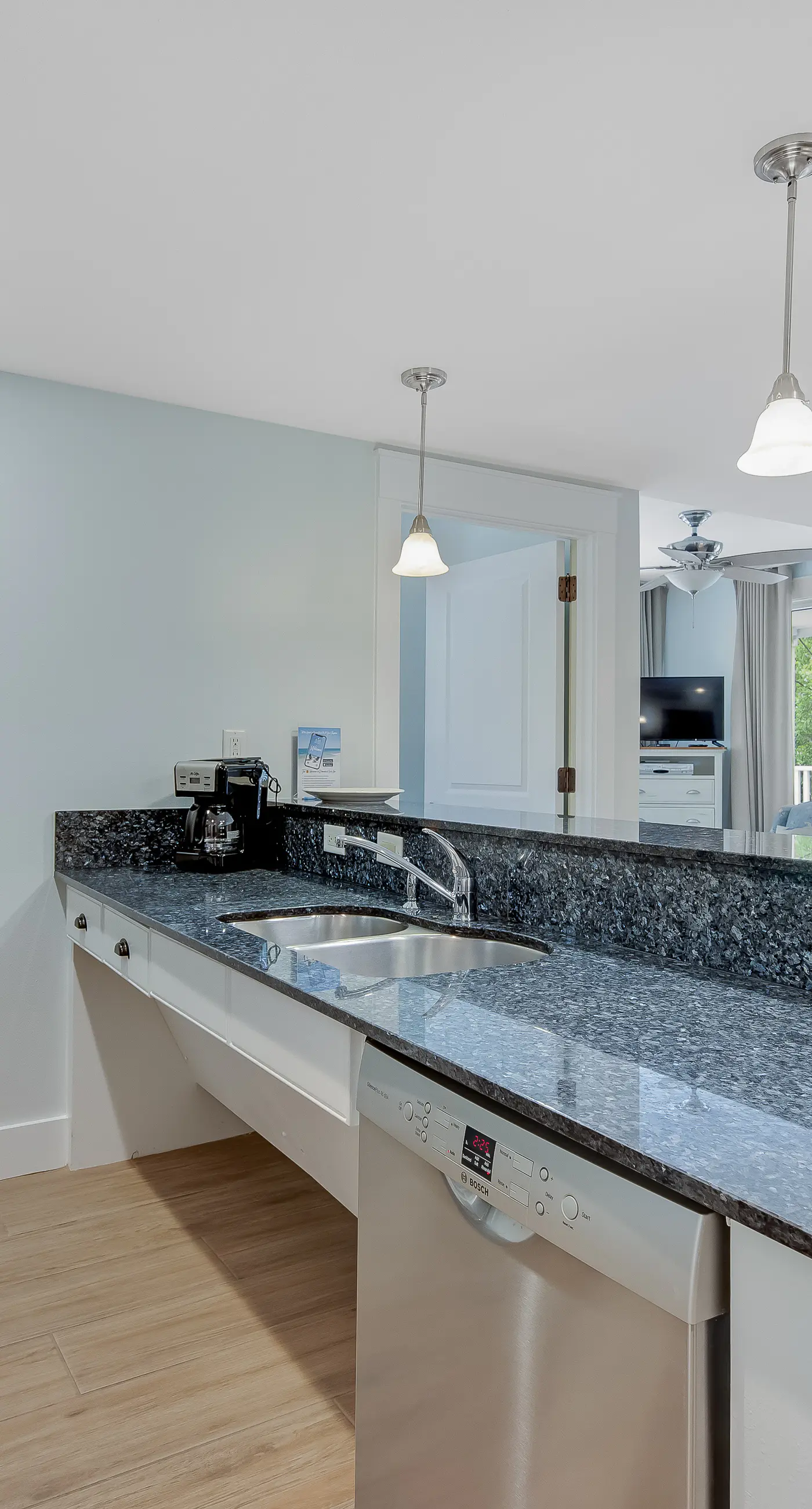 Beautiful condo with shared pool & hot tub, private W&D - near the beach