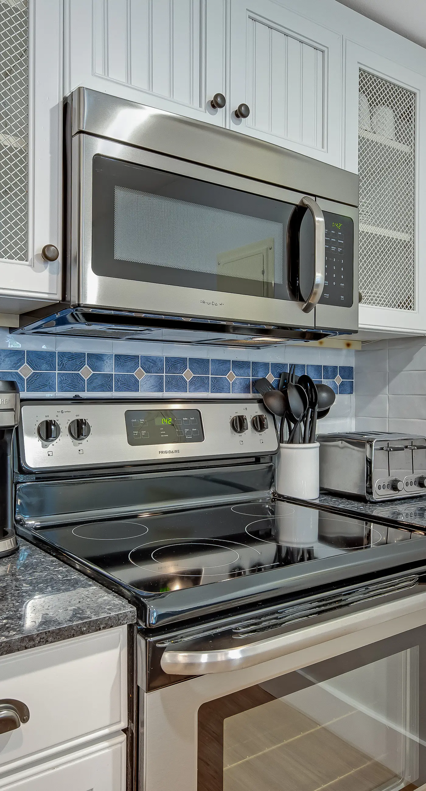 Beautiful condo with shared pool & hot tub, private W&D - near the beach