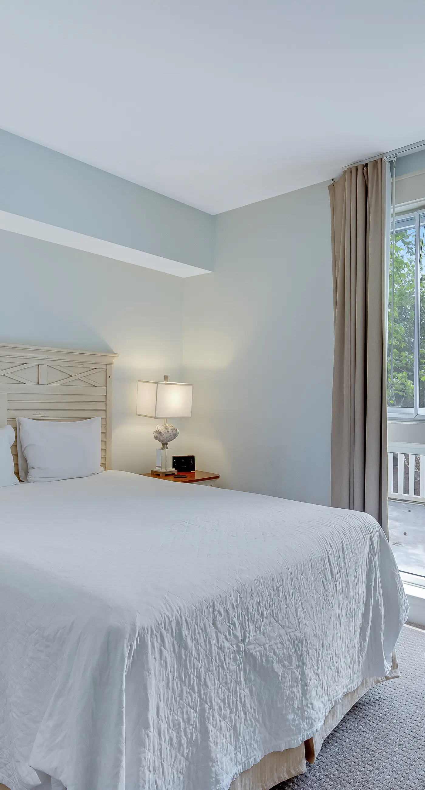 Beautiful condo with shared pool & hot tub, private W&D - near the beach
