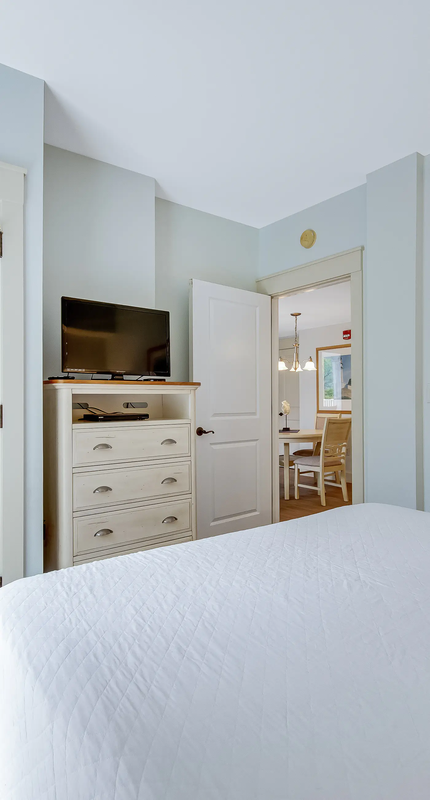 Beautiful condo with shared pool & hot tub, private W&D - near the beach
