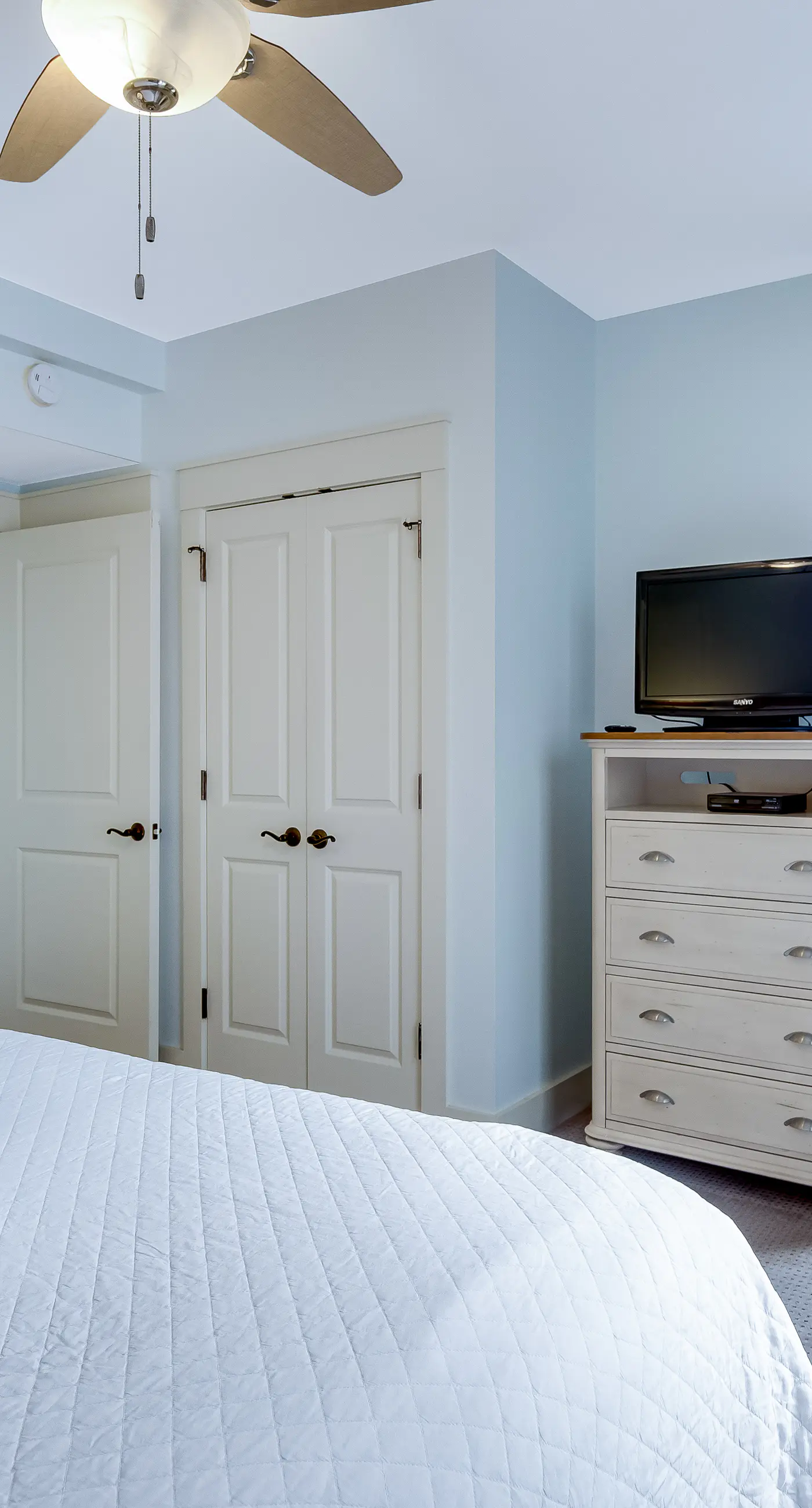Beautiful condo with shared pool & hot tub, private W&D - near the beach