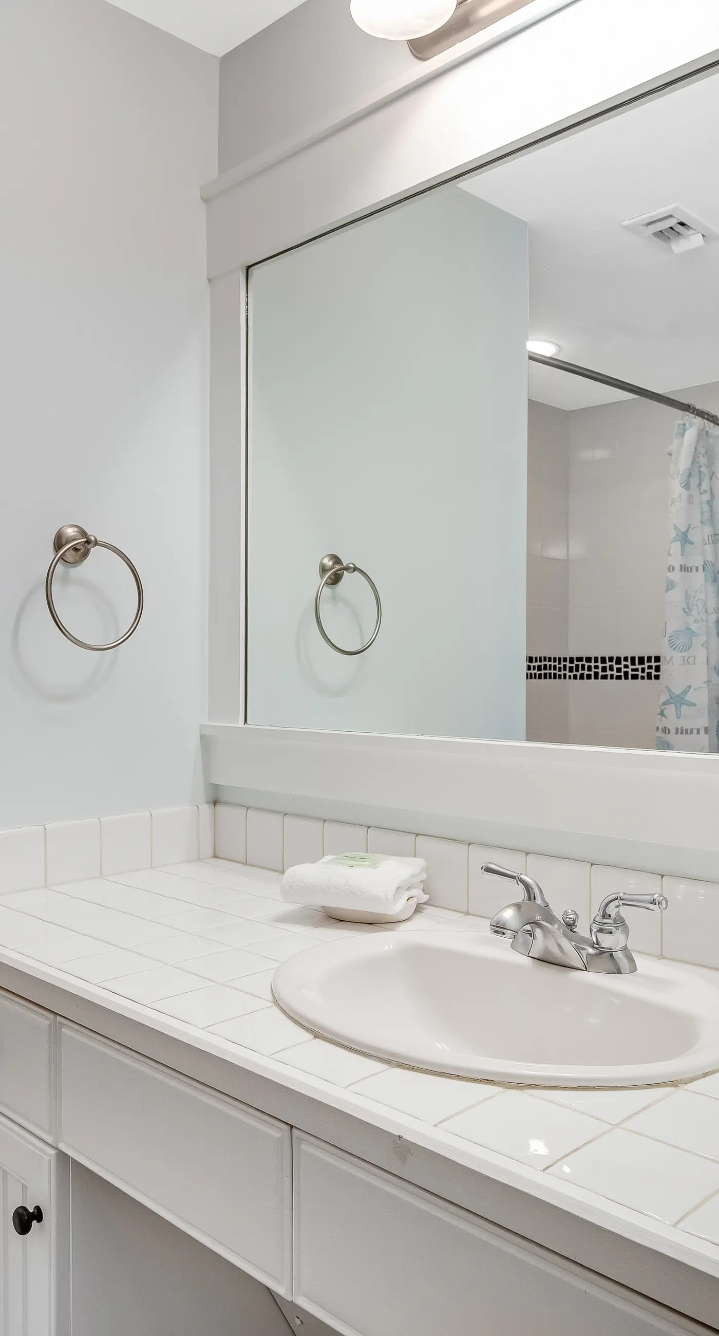 Beautiful condo with shared pool & hot tub, private W&D - near the beach