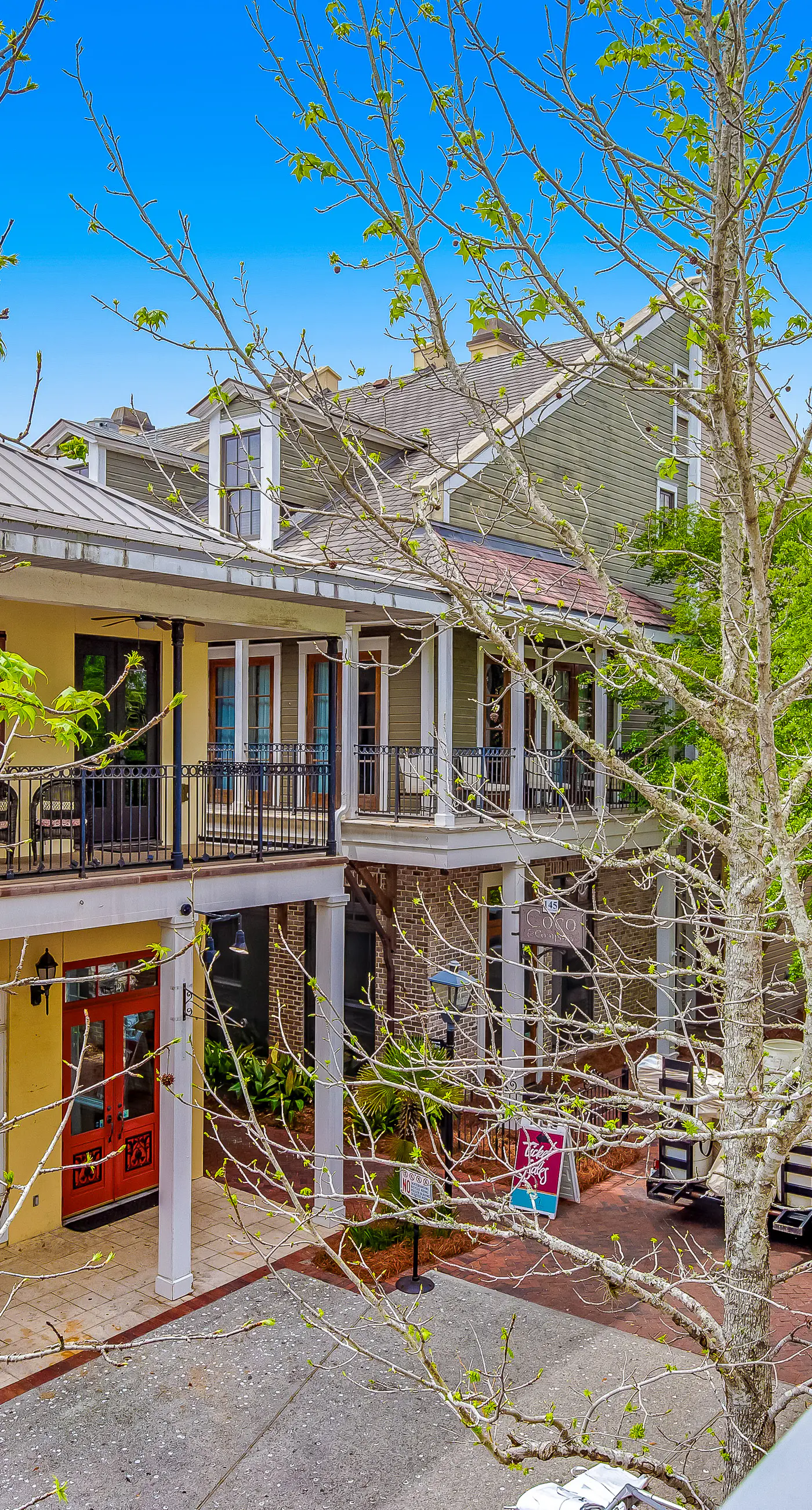Beautiful condo with shared pool & hot tub, private W&D - near the beach