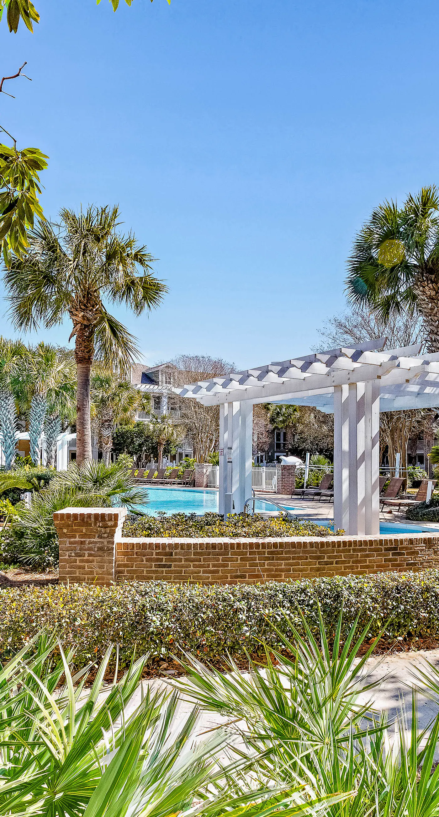 Beautiful condo with shared pool & hot tub, private W&D - near the beach
