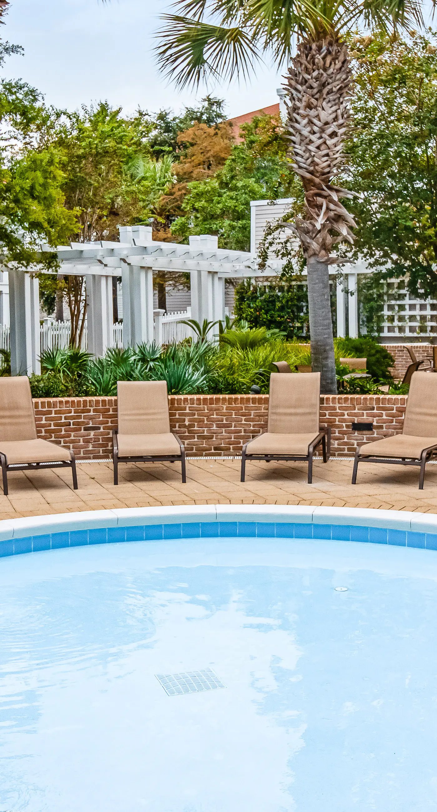 Beautiful condo with shared pool & hot tub, private W&D - near the beach