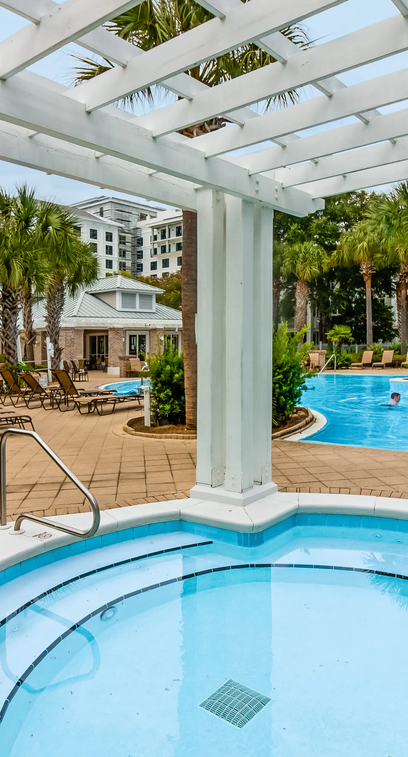 Beautiful condo with shared pool & hot tub, private W&D - near the beach