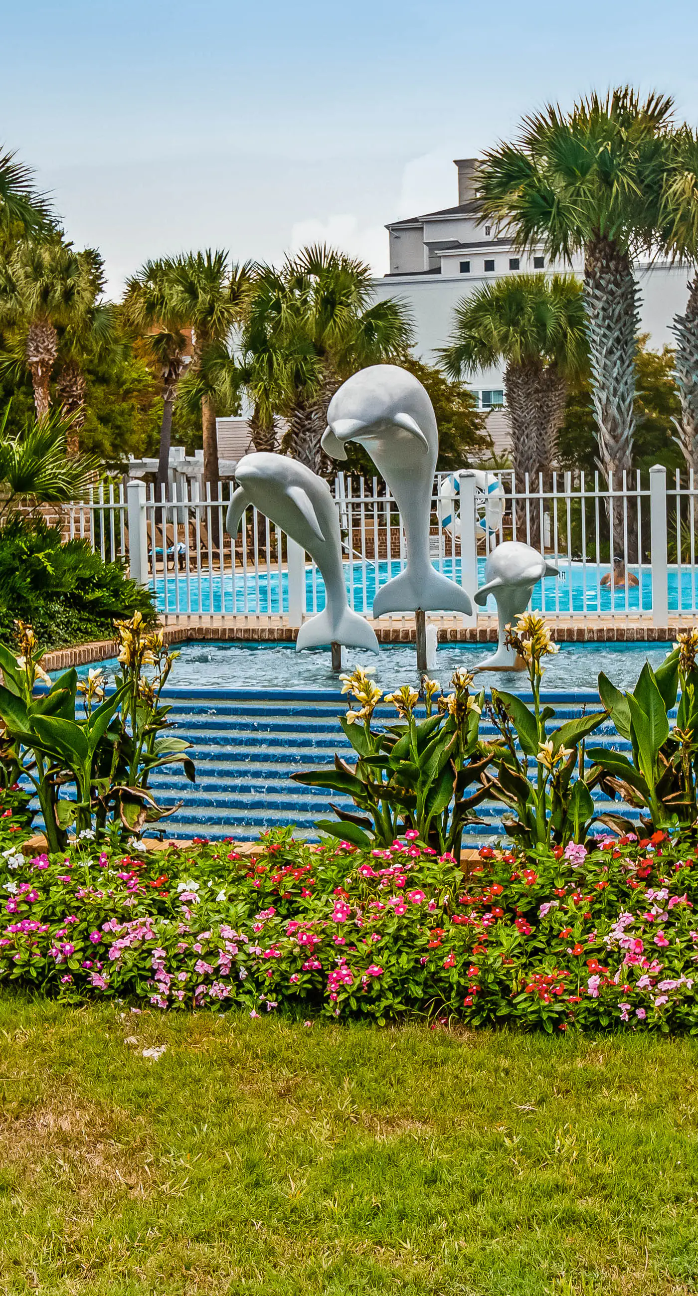 Beautiful condo with shared pool & hot tub, private W&D - near the beach